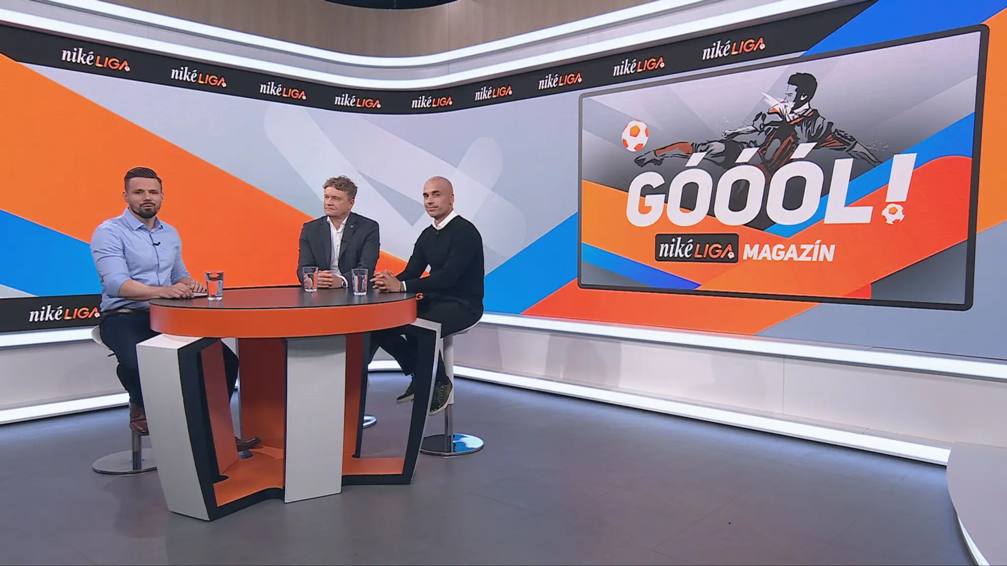 Moderátor Marek Arpáš a hostia Juraj Piroska a Ivan Kozák v magazíne Góóól.