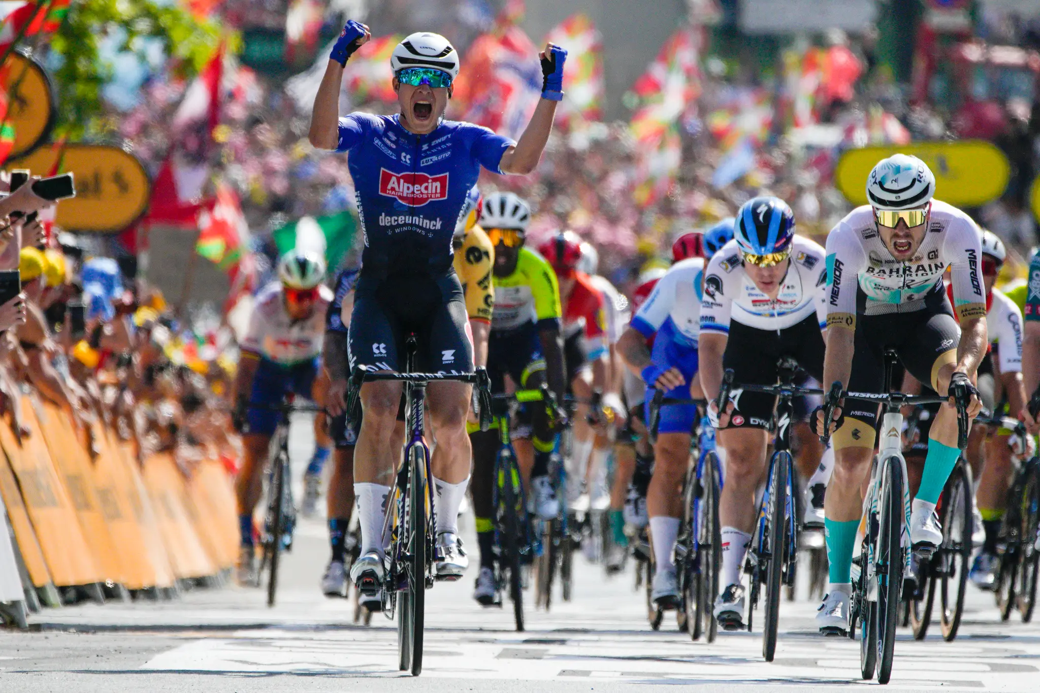 Belgický cyklista Jasper Philipsen (v popredí vľavo) z tímu Alpecin-Deceuninck sa teší z víťazstva pred druhým Nemcom Philom Bauhausom.