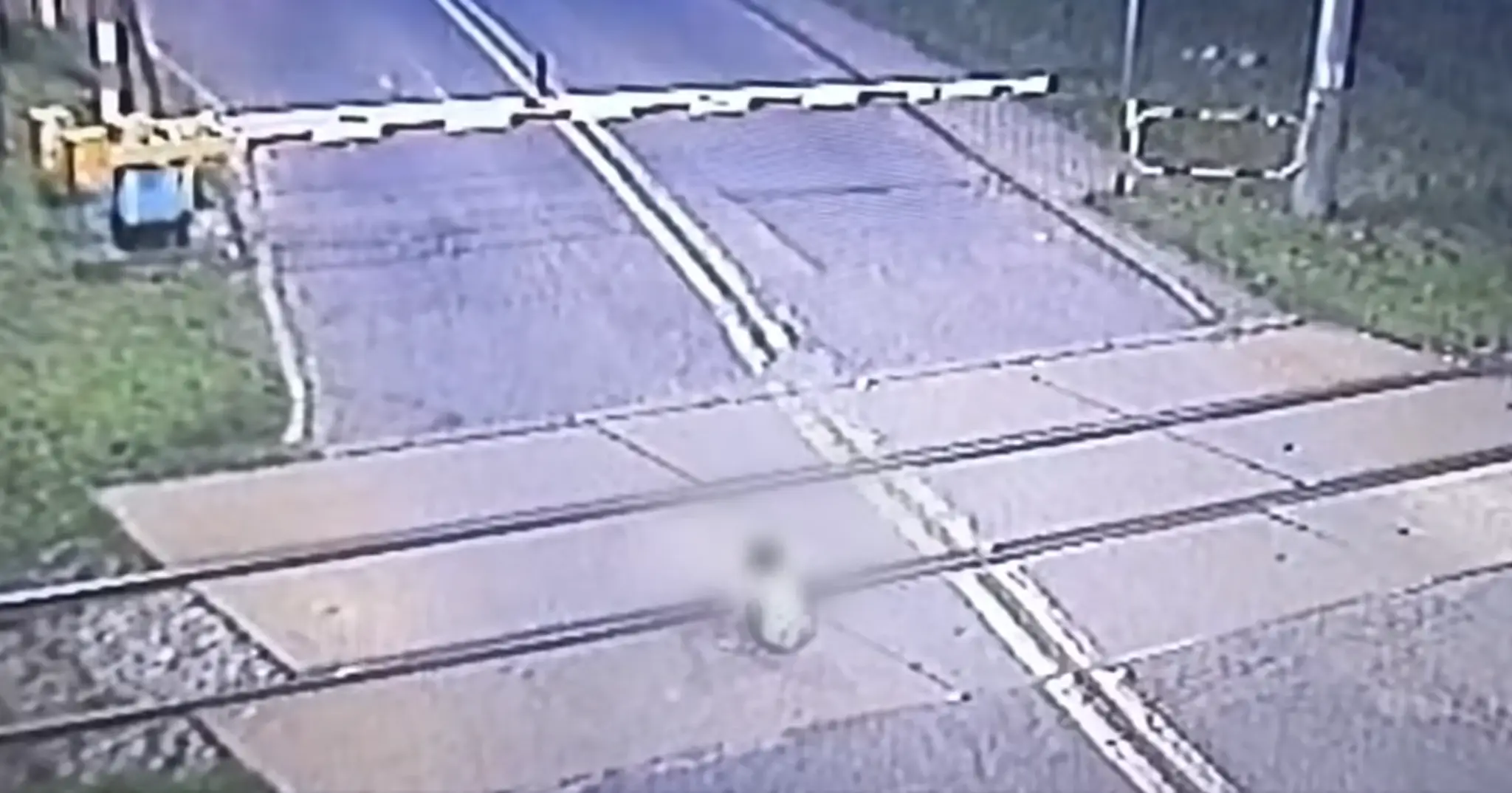 Chlapec sa hral na koľajniciach