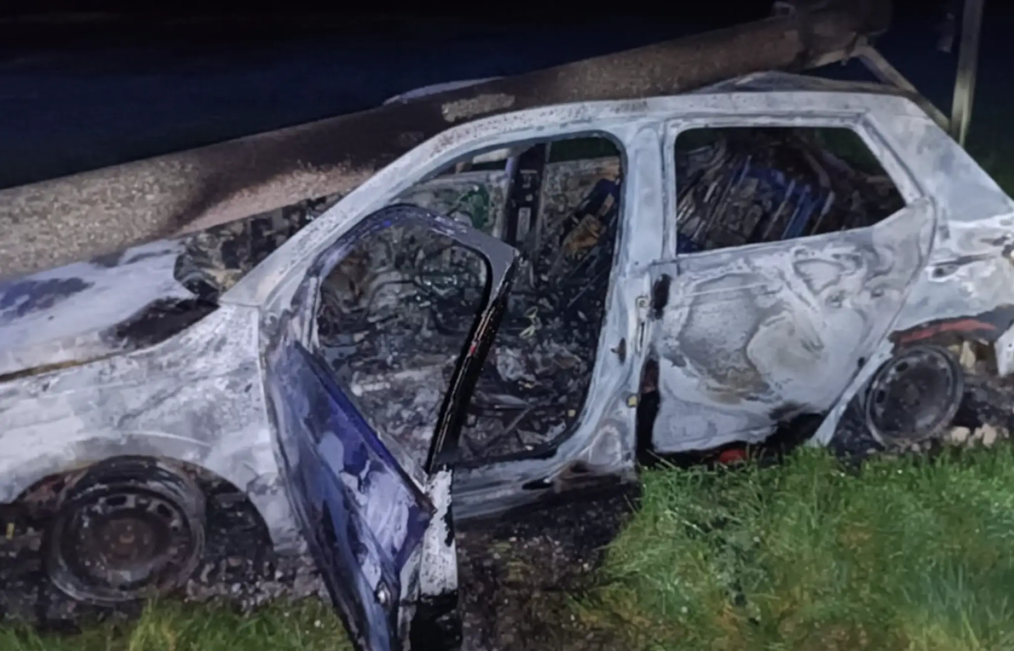 Auto narazilo do elektrického stĺpu a začalo horieť.