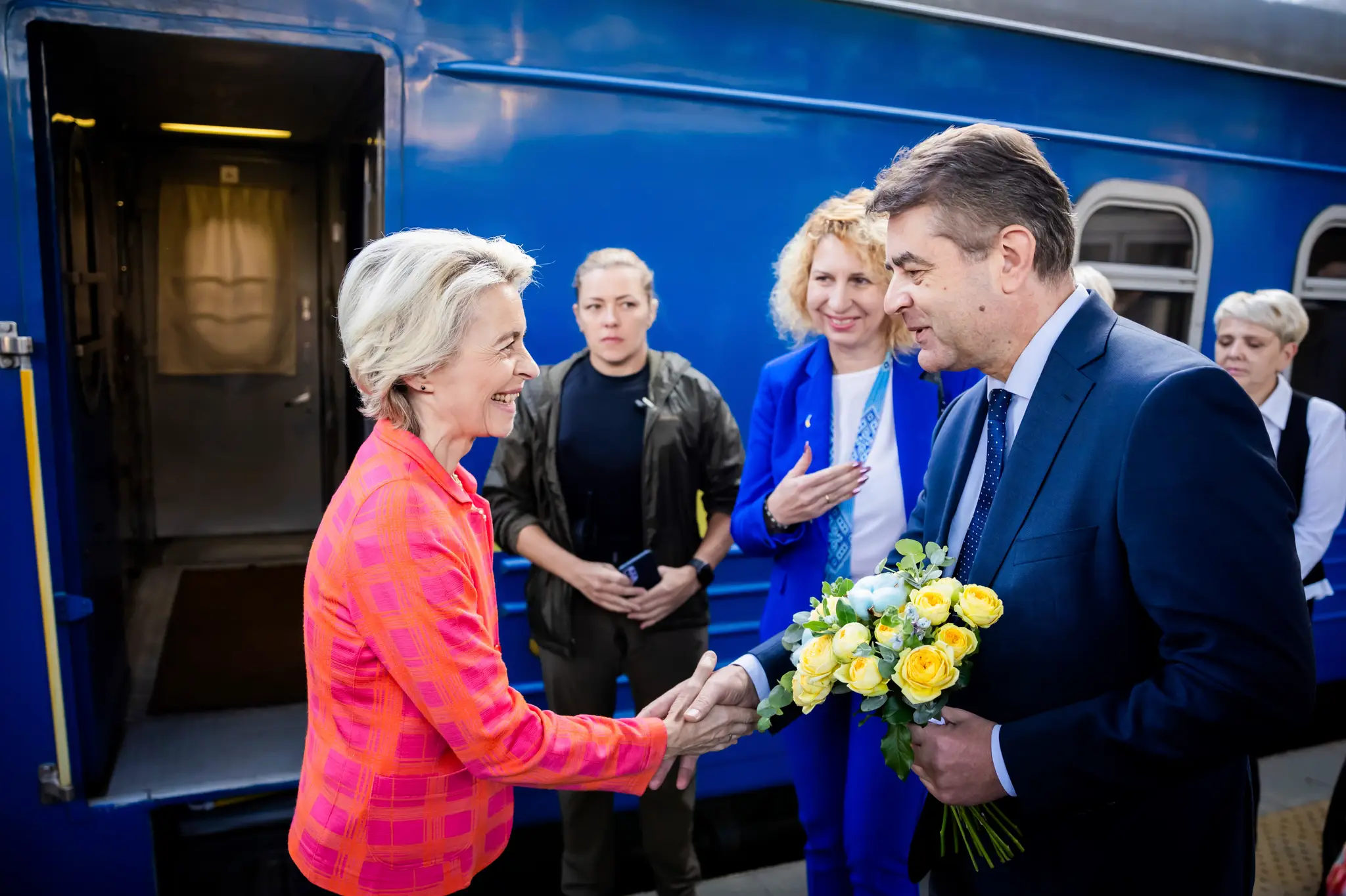 Predsedníčka Európskej komisie (EK) Ursula von der Leyenová (vľavo), ktorú vítajú na železničnej stanici v Kyjeve.