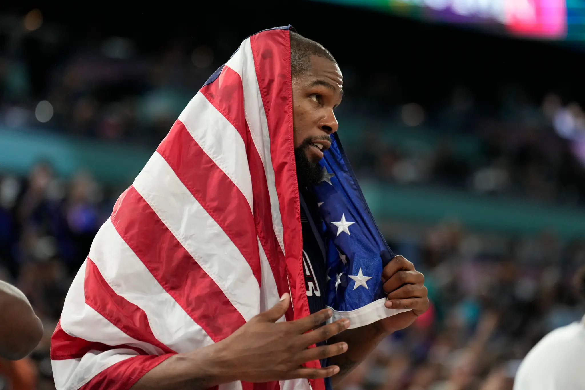 Na snímke americký basketbalista Kevin Durant sa teší z víťazstva nad Francúzskom.