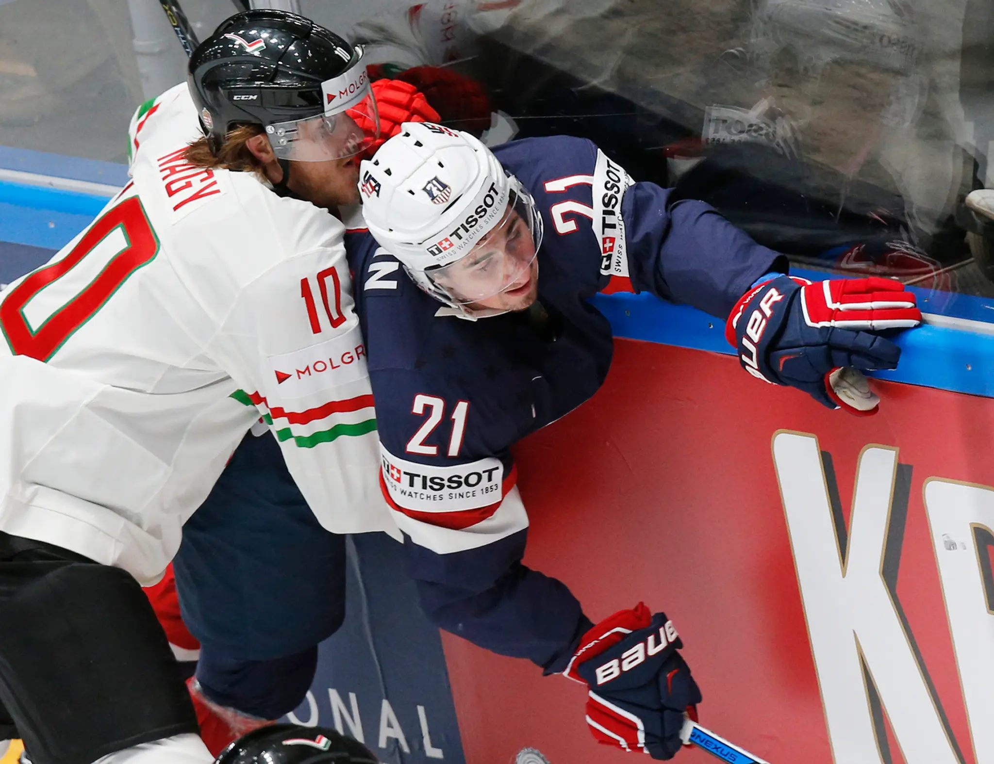 Hráč Maďarska Gergo Nagy (vľavo) a hráč USA Dylan Larkin v súboji o puk v zápase B-skupiny MS v Rusku.