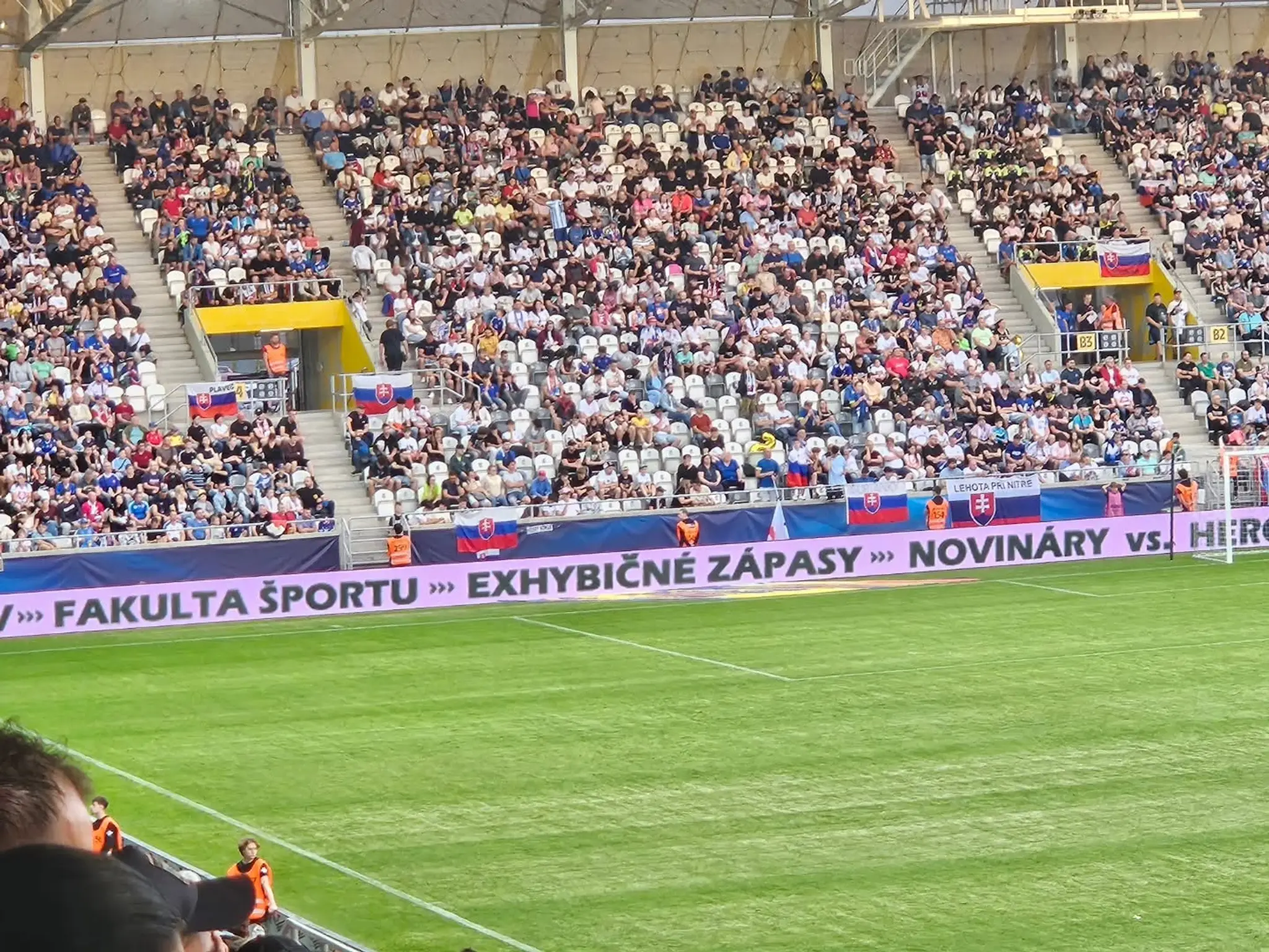 Sporná reklama s jazykovými chybami na reprezentačnom zápase rozpútala diskusiu.