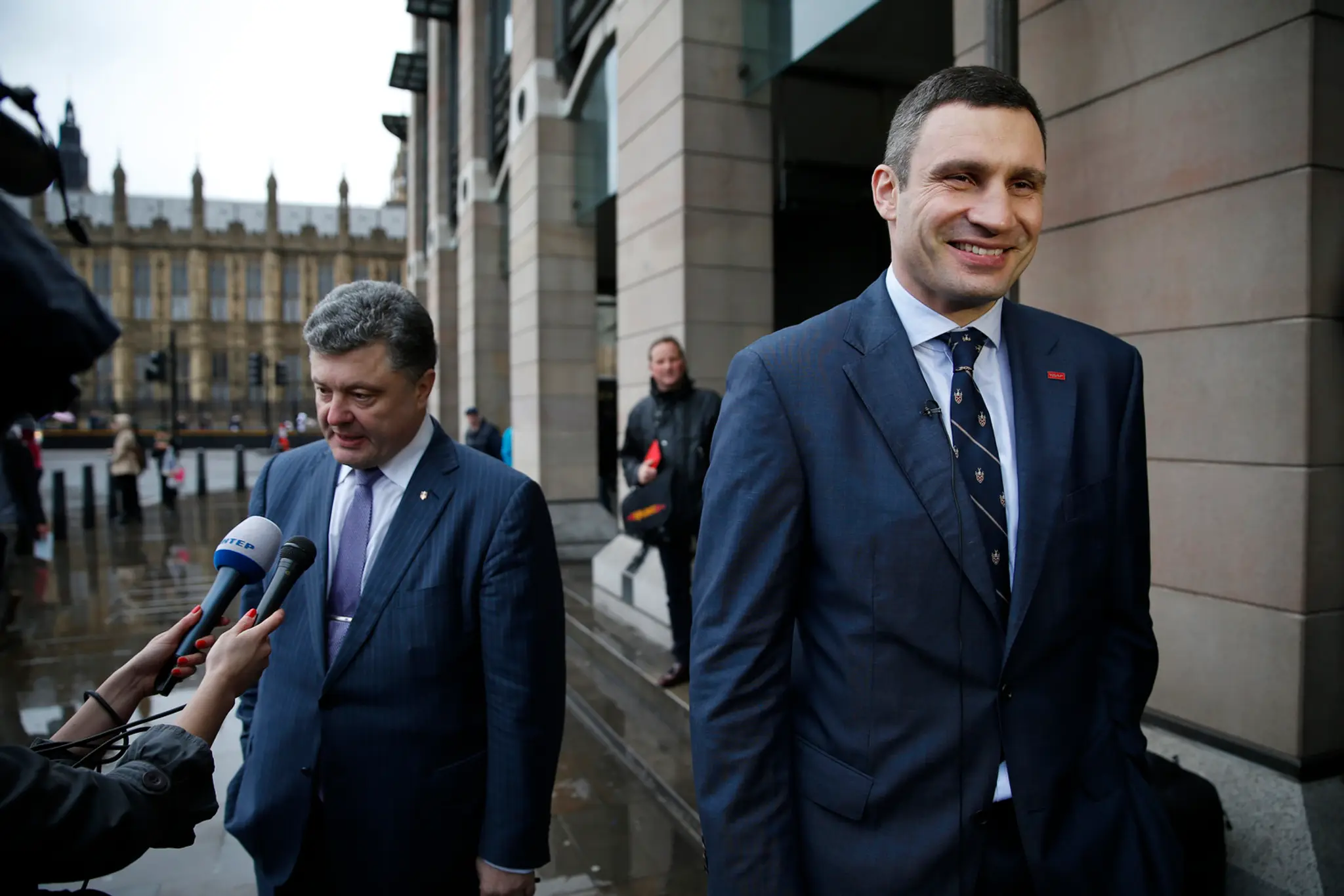  Líder ukrajinskej strany UDAR Vitalij Kličko (vpravo) a ukrajinský miliardár Petro Porošenko odpovedajú na otázky novinárov poč