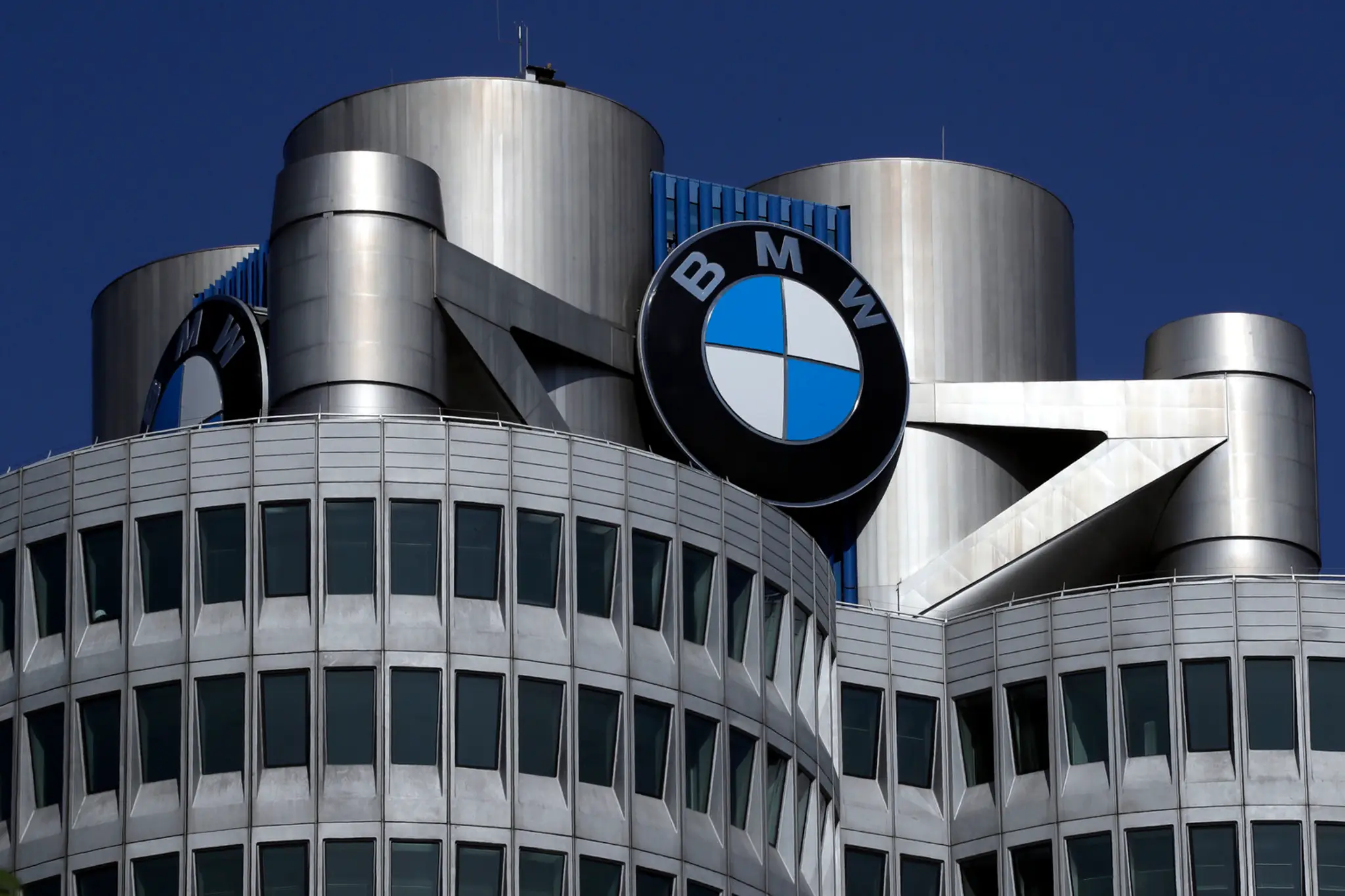 Na archívnej snímke z 10. mája 2017 logo nemeckej automobilky BMW