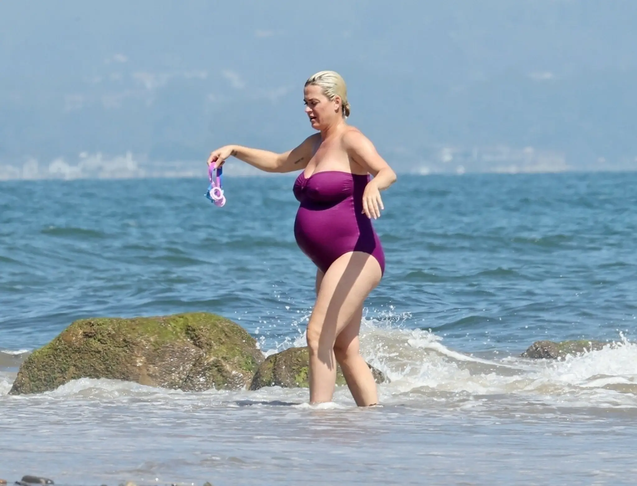 Katy Perry ukázala tehotenské bruško