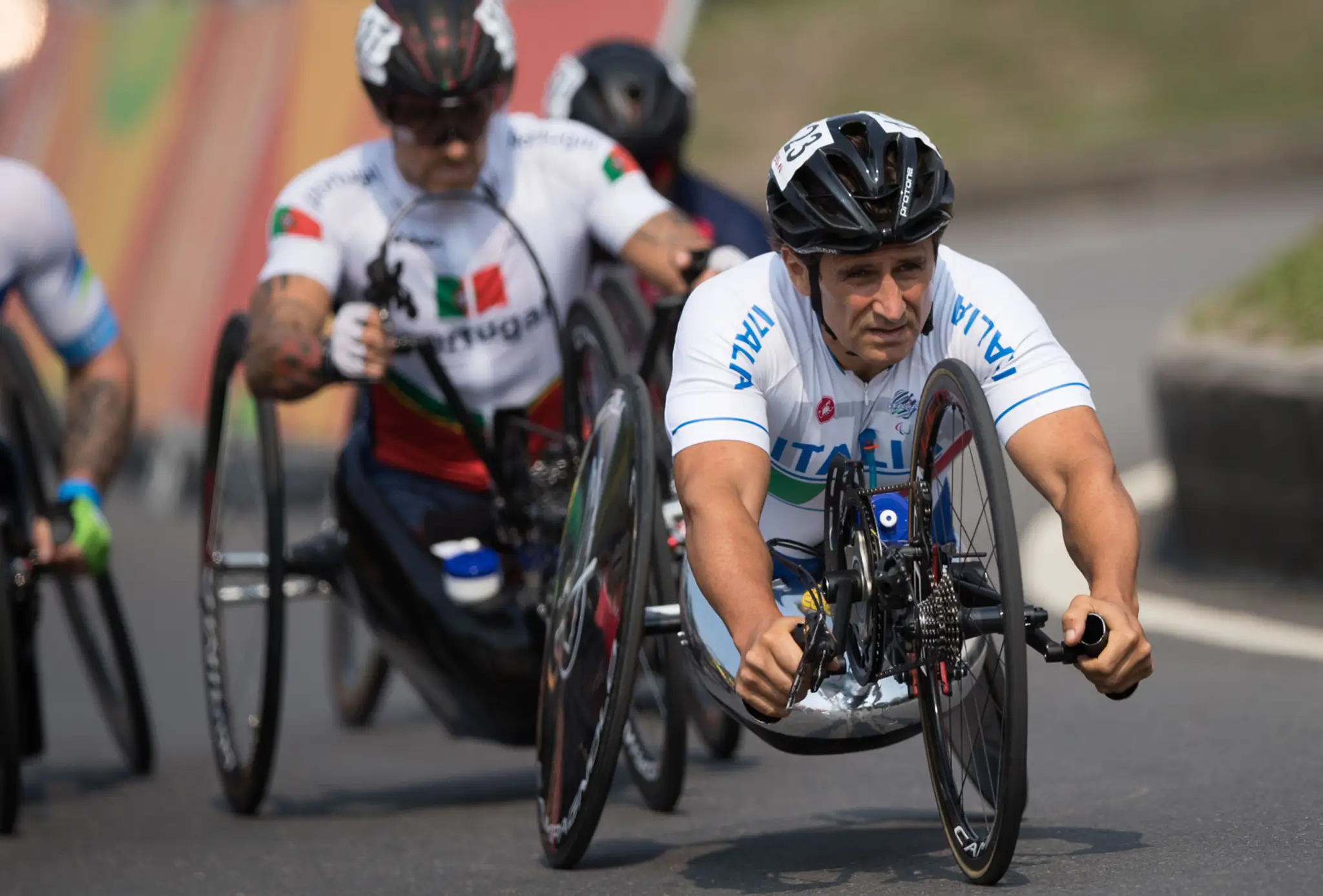 Alex Zanardi počas preteku ručne poháňaných bicyklov v kategórii H5 na letných paralympijských hrách 2016 v Riu de Janeiro.jpg