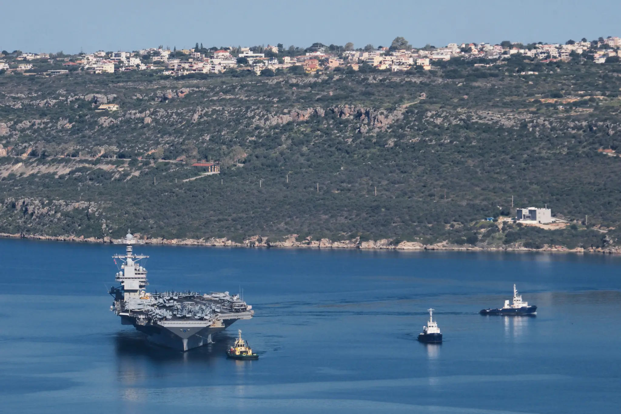 USS Gerald R. Ford, najväčšia lietadlová loď na svete, odpláva z námornej základne Souda neďaleko mesta Chania na ostrove Kréta.