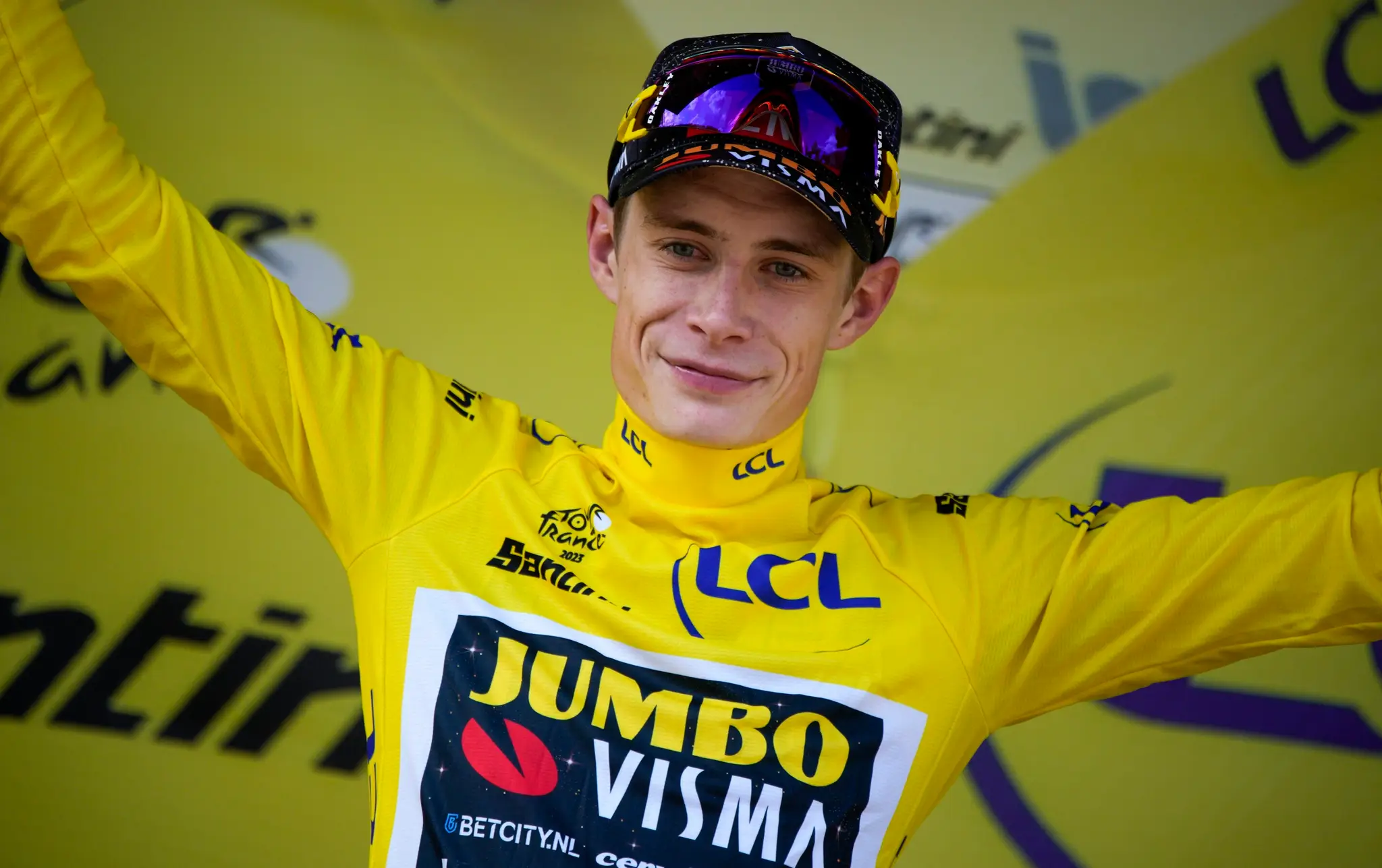 Jonas Vingegaard v žltom drese pre lídra celkového poradia Tour de France.