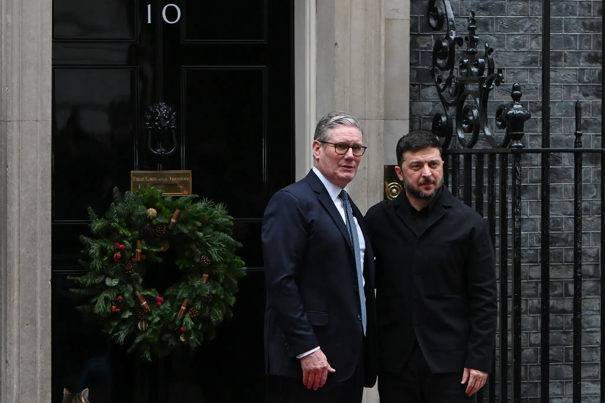 Na snímke vpravo ukrajinský prezident Volodymyr Zelenskyj a britský premiér Keir Starmer počas ich stretnutia v Londýne.