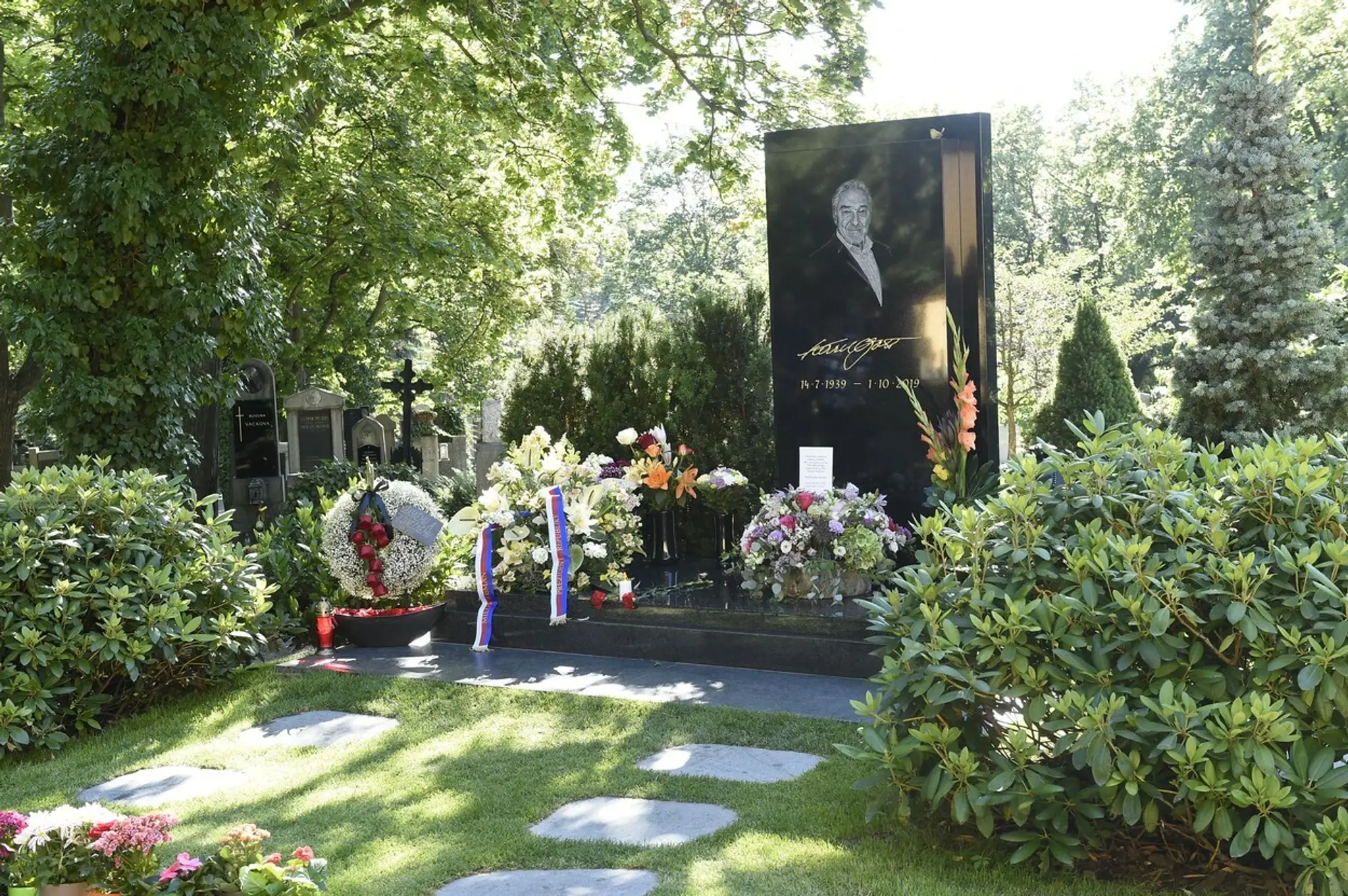 Hrob Karla Gotta pri príležitosti jeho nedožitých 81. narodenín.
