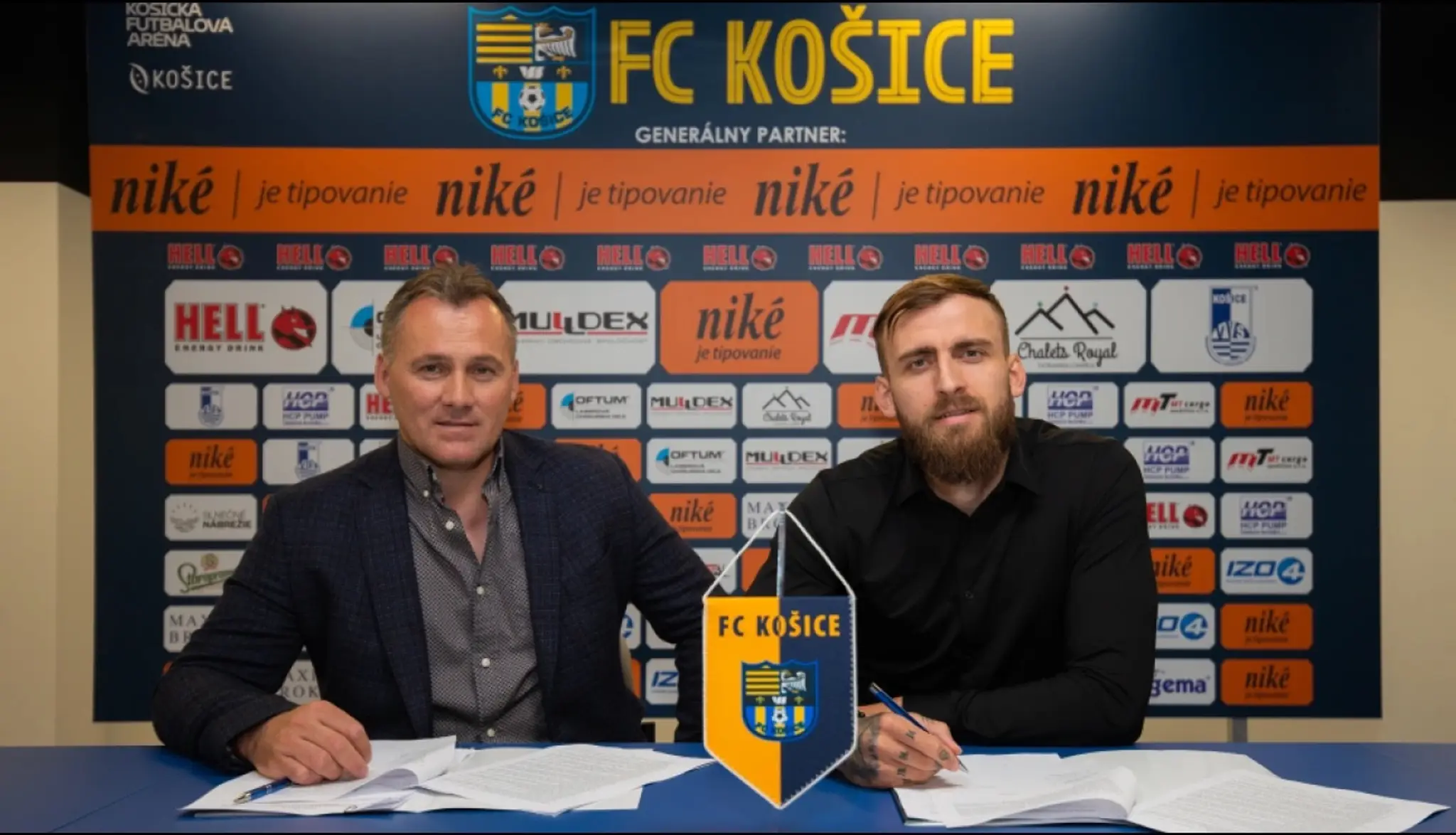 Žan Medved pri podpise