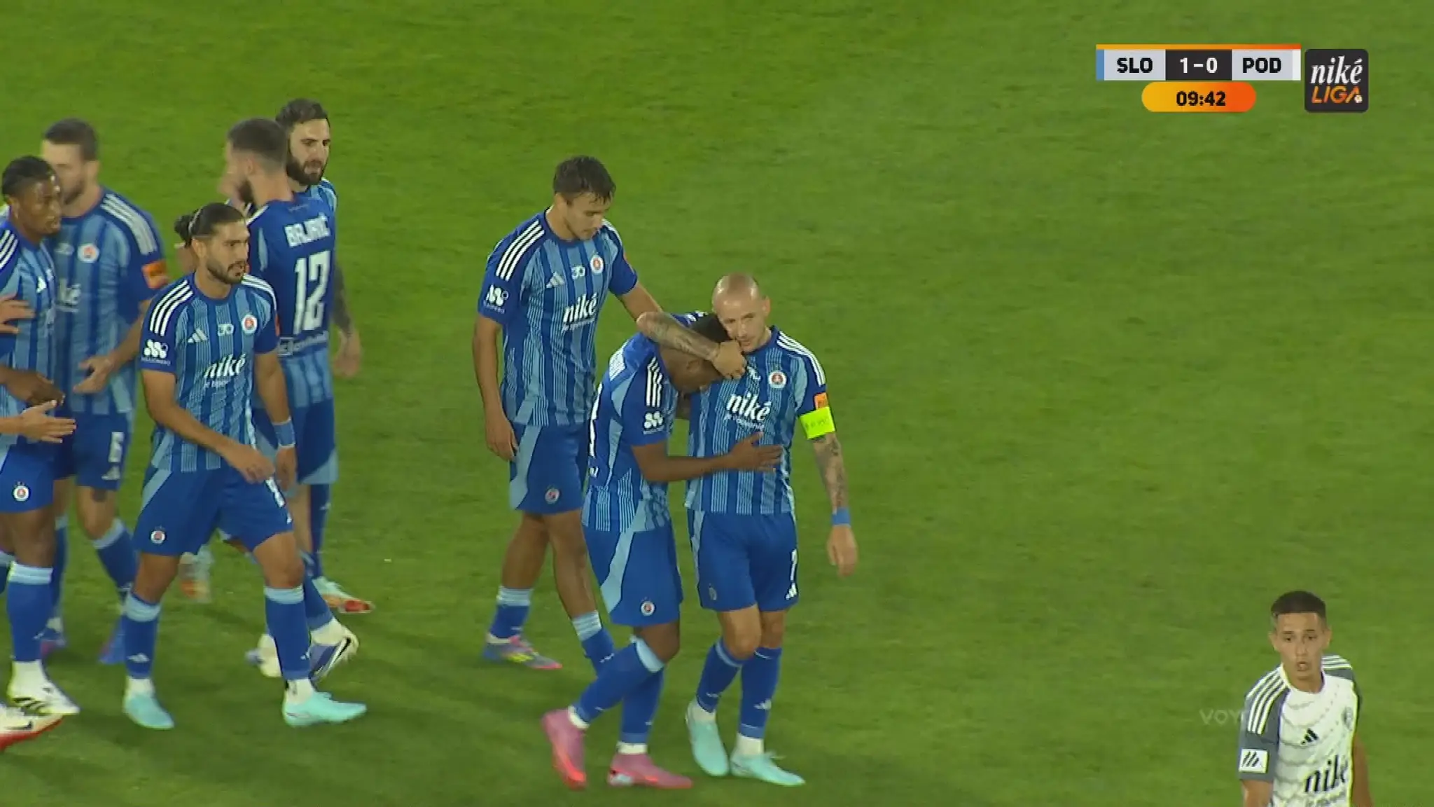 Futbalisti Slovana sa tešia po góle do siete Podbrezovej