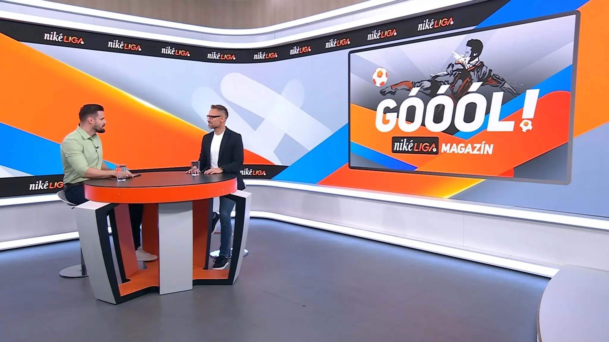 Moderátor Marek Arpáš a futbalový expert Stanislav Angelovič.