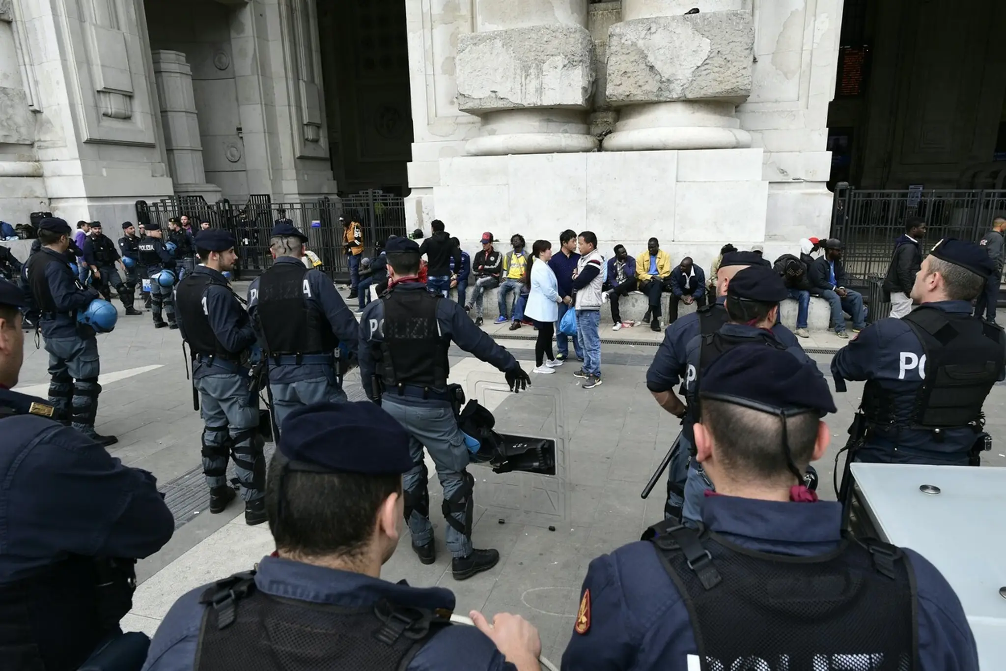 Talianska polícia zasahovala na stanici v Miláne, zadržala desiatky ľudí 