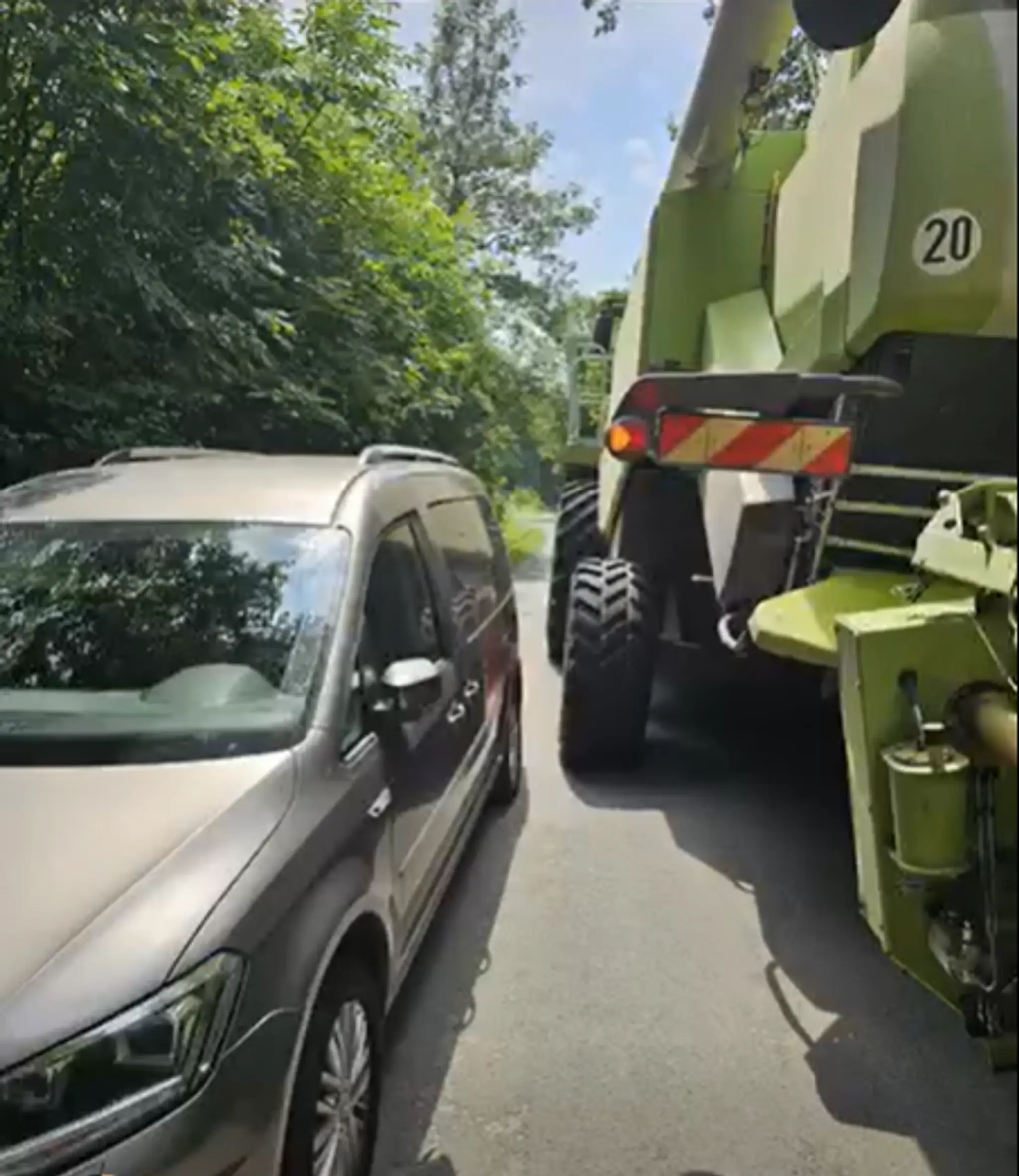 Kombajny na cestách: Farmári prosia o viac rešpektu
