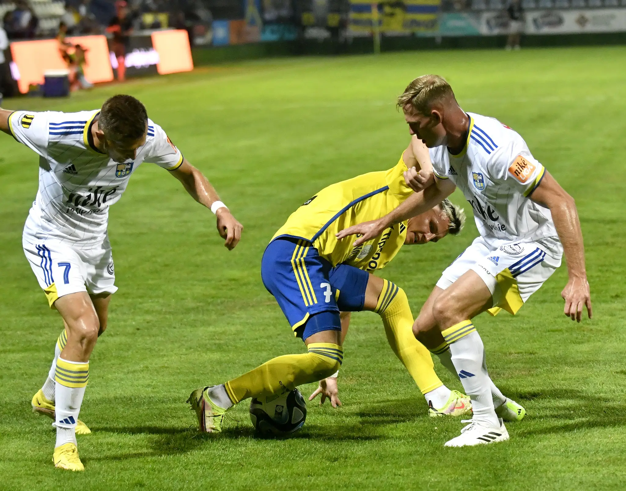 Na snímke vľavo Ján Mizerák a vpravo Ján Krivák (obaja Košice) a uprostred Daniel Pavúk (Michalovce).