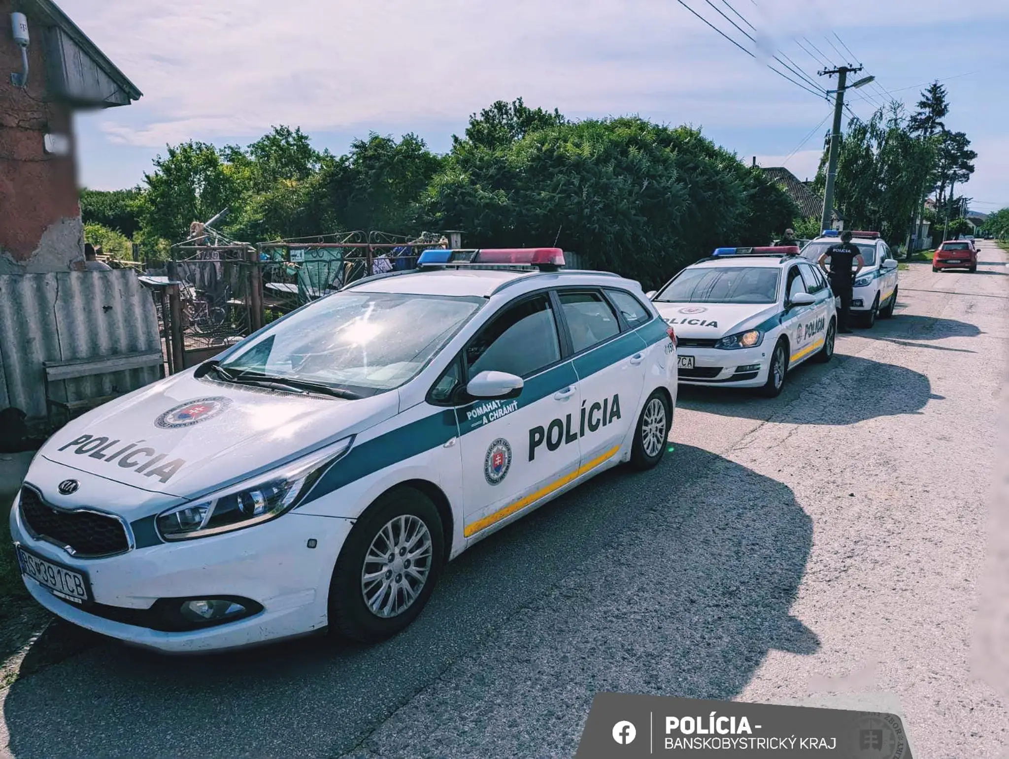Policajné autá pri dome, kde sa strhla hromadná bitka.