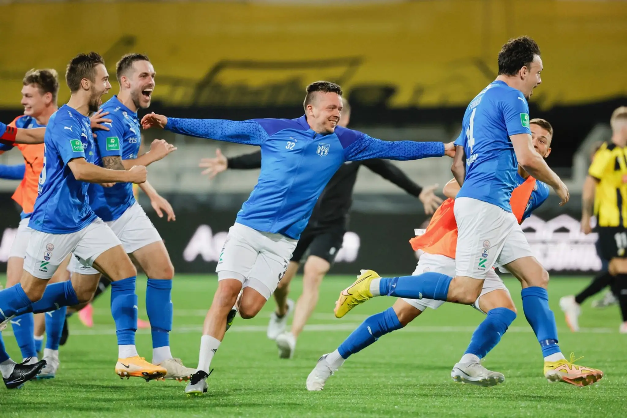 Hráči Klaksvíku oslavujú senzačný postup do 3. predkola Ligy majstrov.