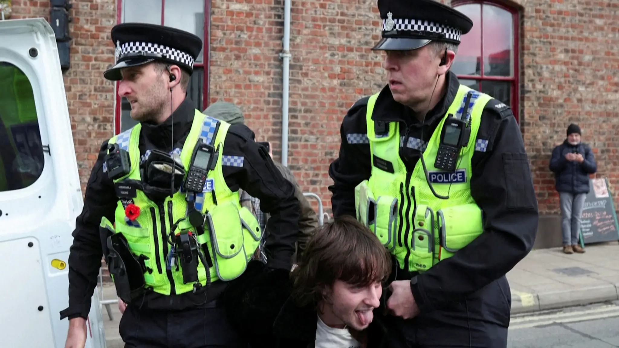 Britská polícia zadržala muža, ktorý sa v stredu pokúsil hádzať vajcia na kráľa Karola III. a jeho manželku Kamilu.