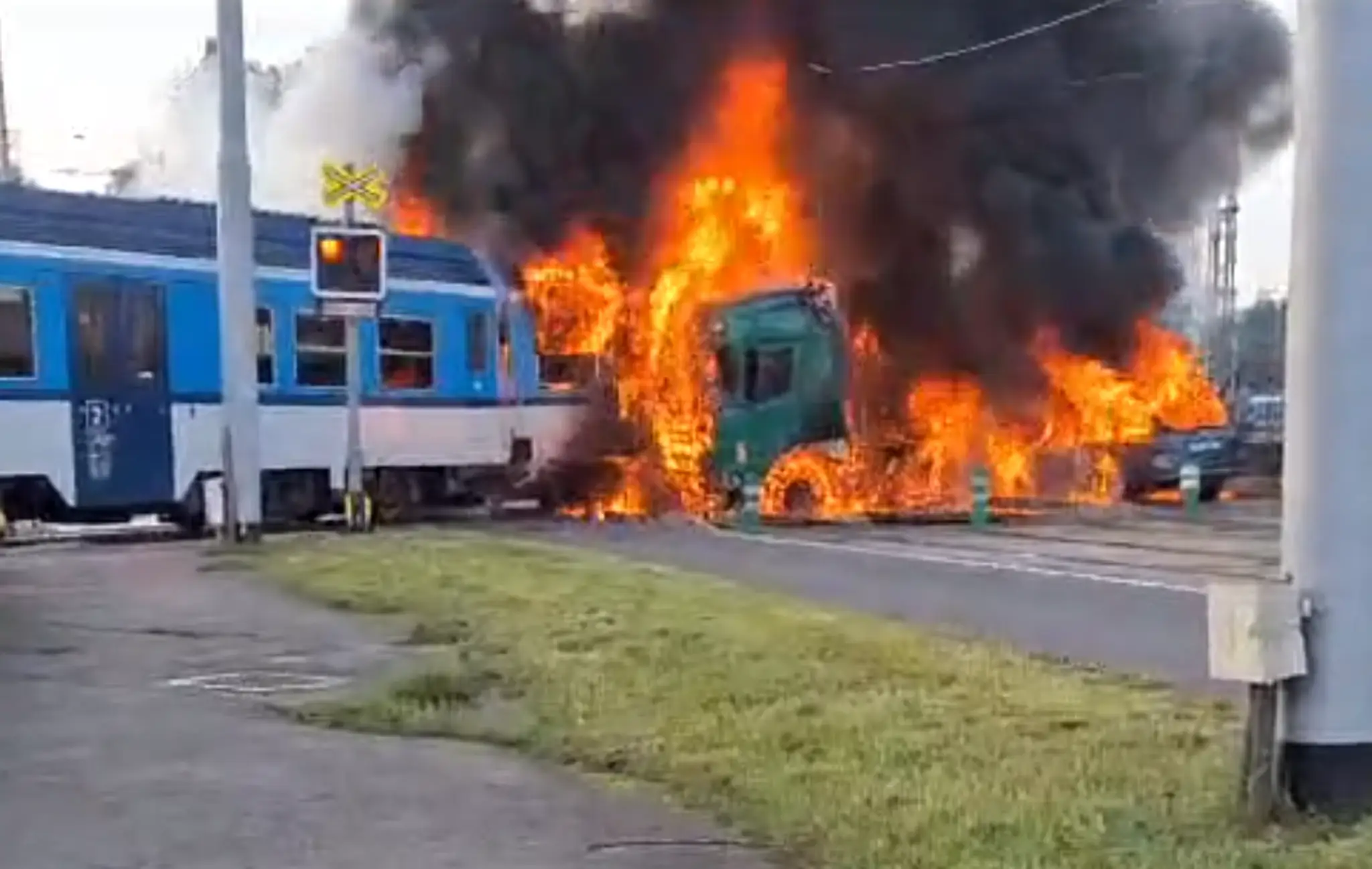 Požiar po zrážke vlaku s kamiónom a osobným autom.