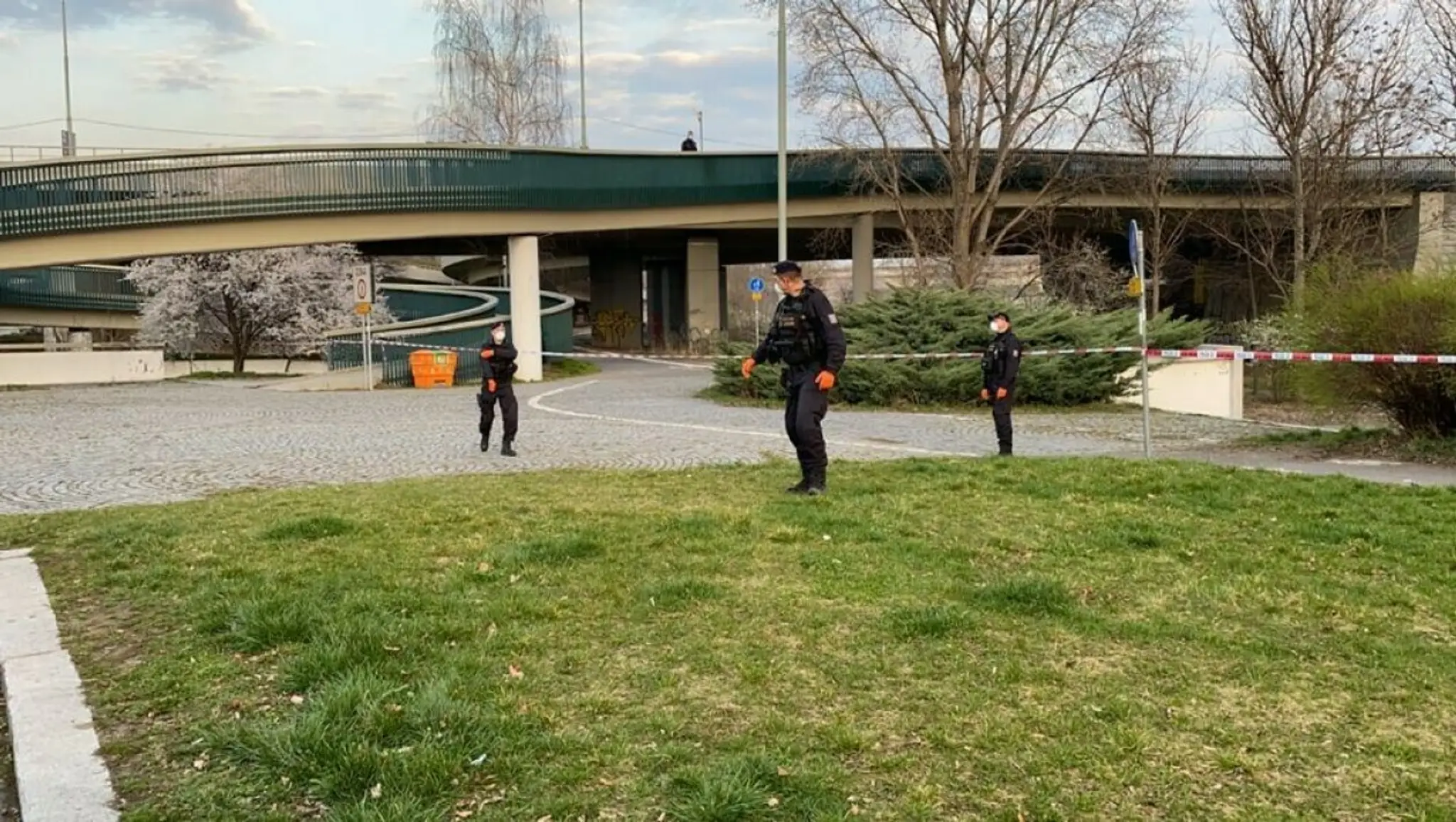 Plagát s frázou "Všetko bude v poriadku" na budove inštitútu Santa Chiara v Neapole.