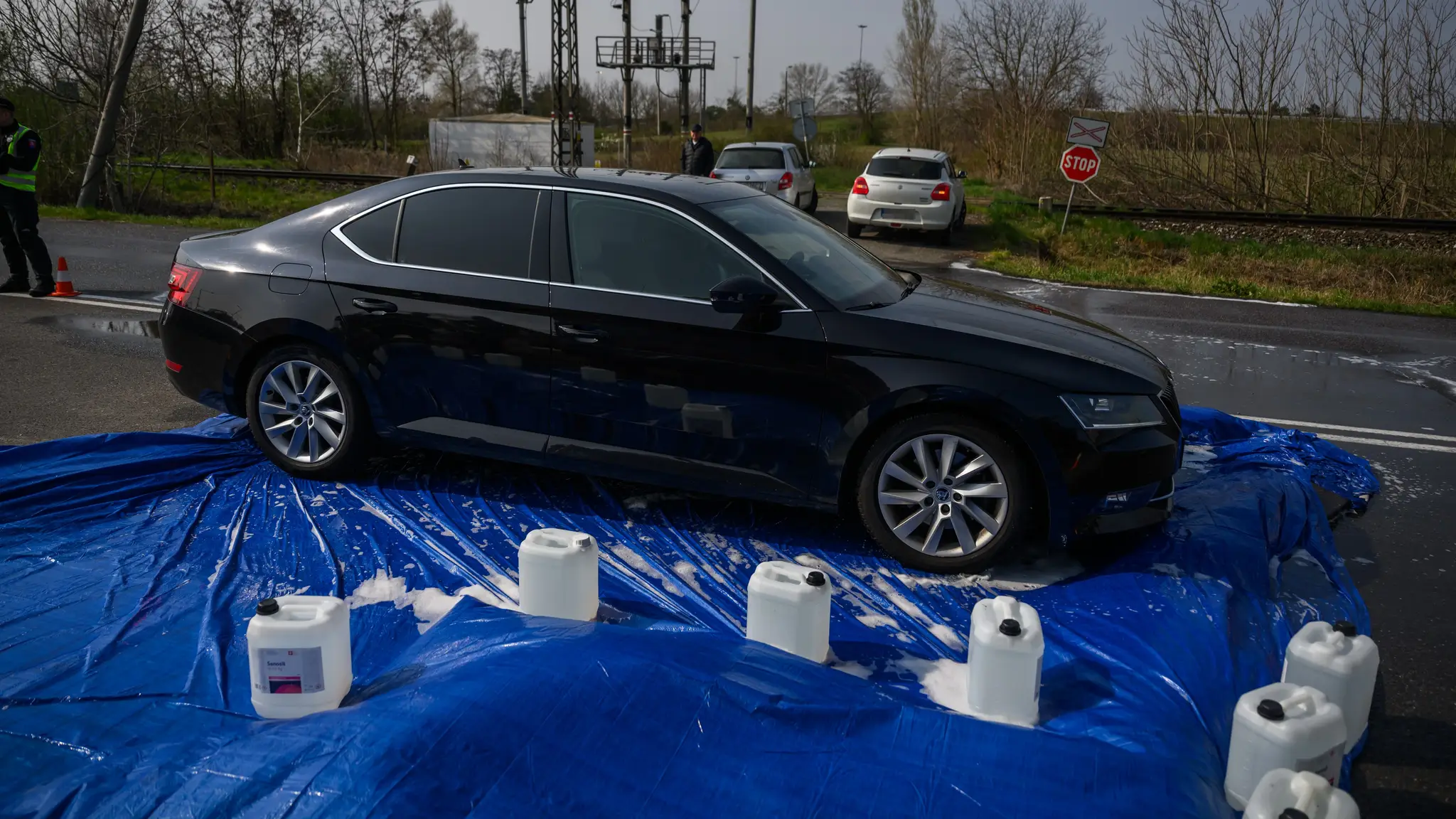 Policajti pre slintačku a krívačku zastavujú vozidlá na hraničných priechodoch