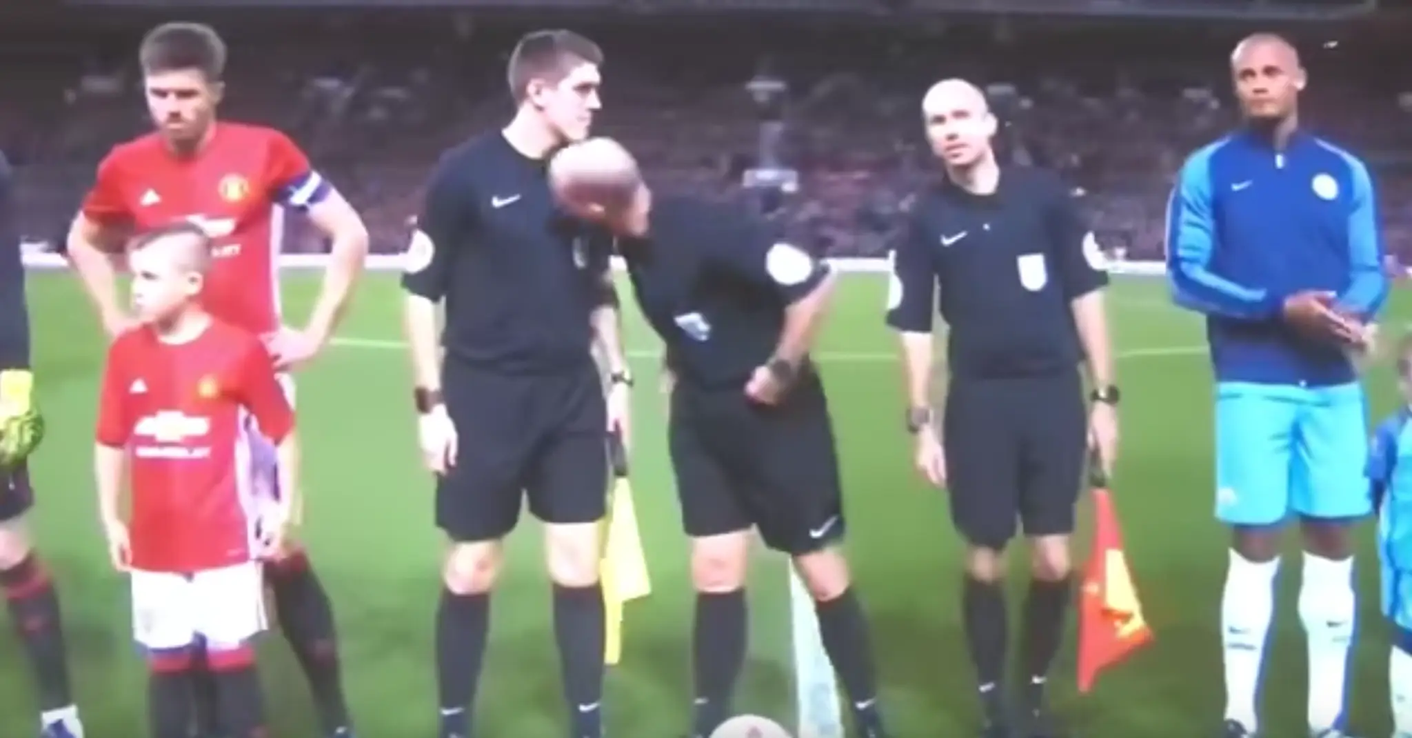 Hlavný arbiter Mike Dean ovoniava dres svojho asistenta.