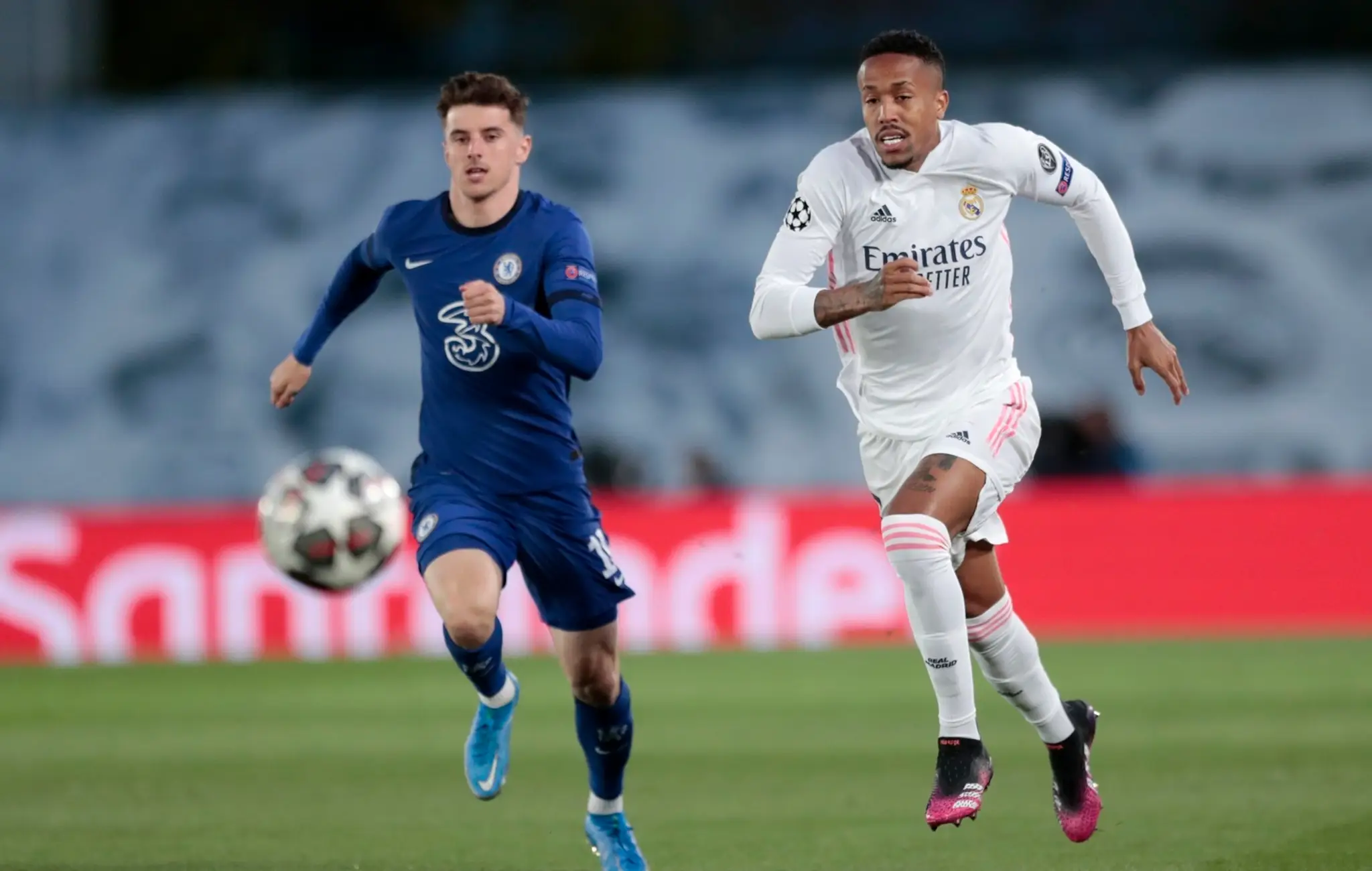 Hráč Realu Madrid Eder Militao (vpravo) bojuje o loptu s Masonom Mountom z Chelsea.