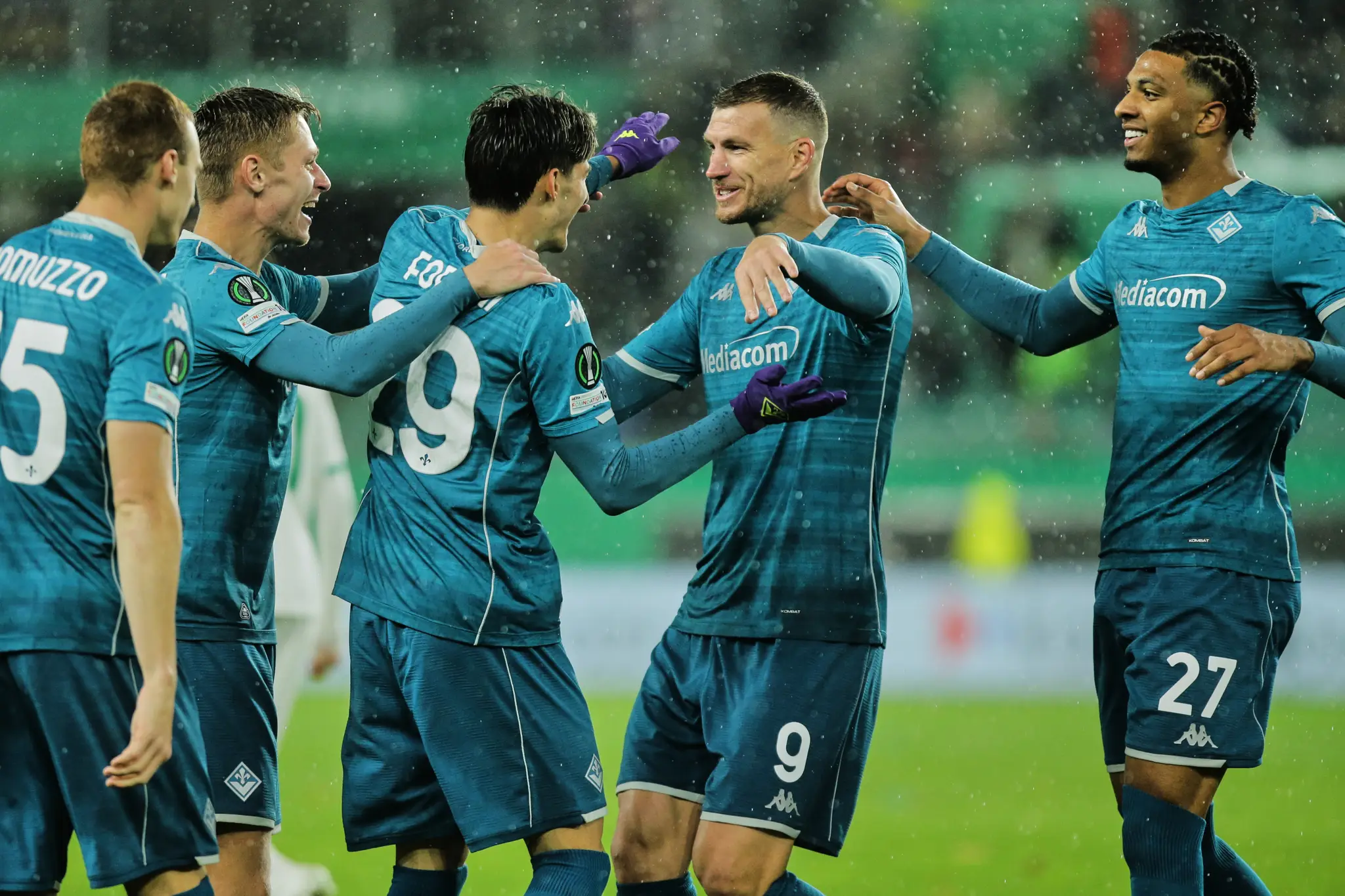 Hráč Edin Džeko (druhý vpravo) z Fiorentiny sa teší z gólu.