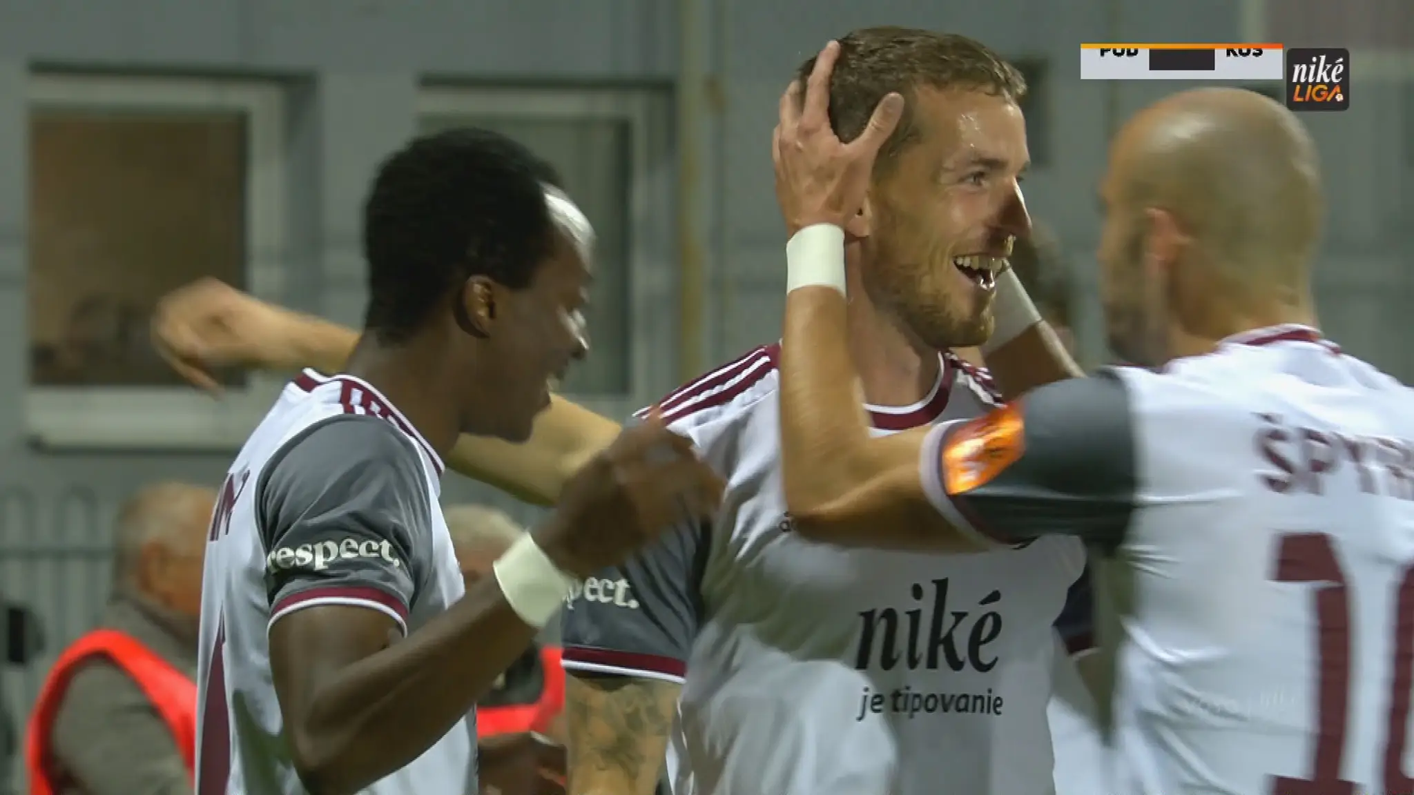 Futbalisti Podbrezovej oslavujú gól