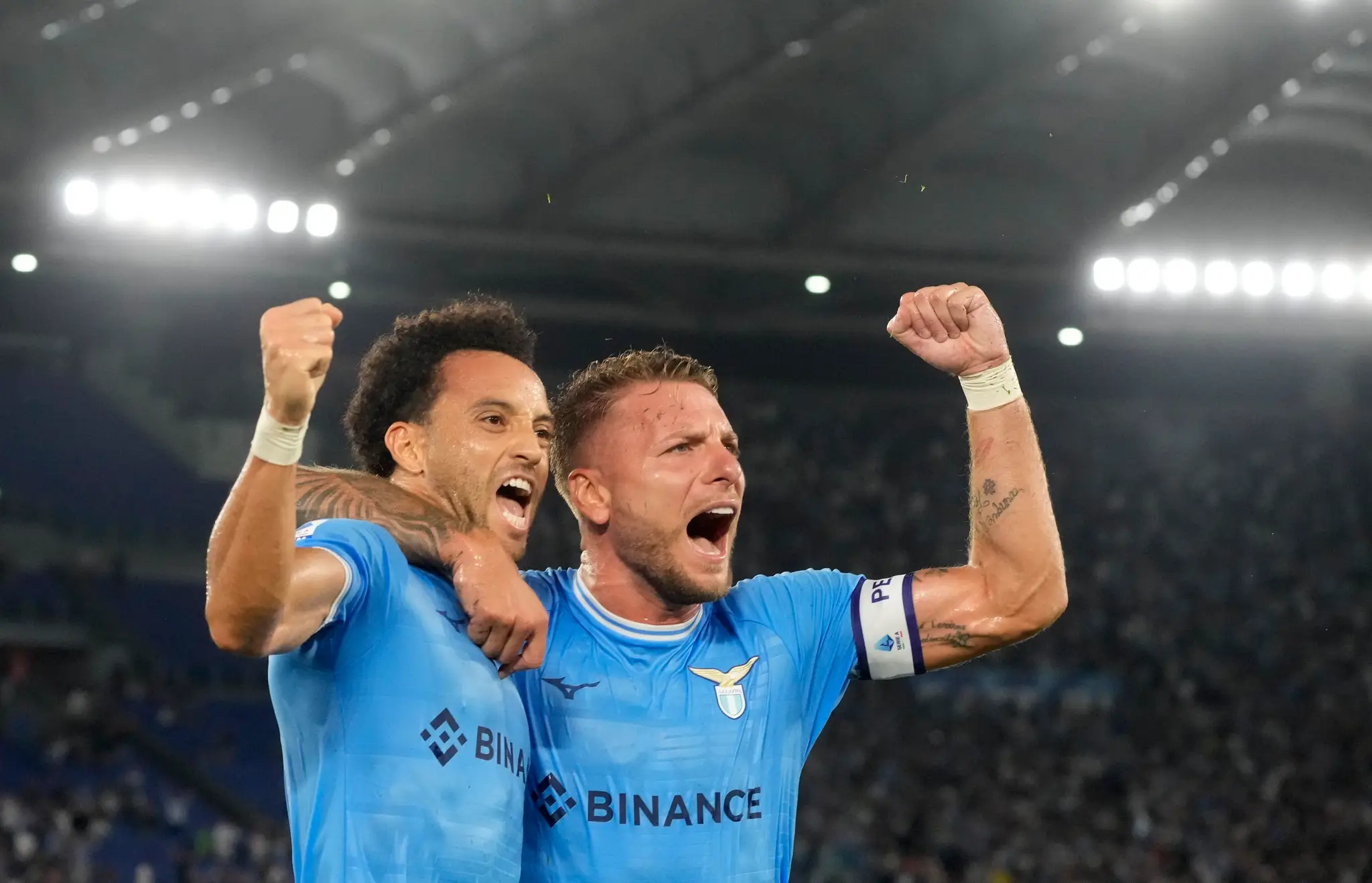 Zľava Felipe Anderson a Ciro Immobile z Lazia oslavujú gól proti Interu Miláno.