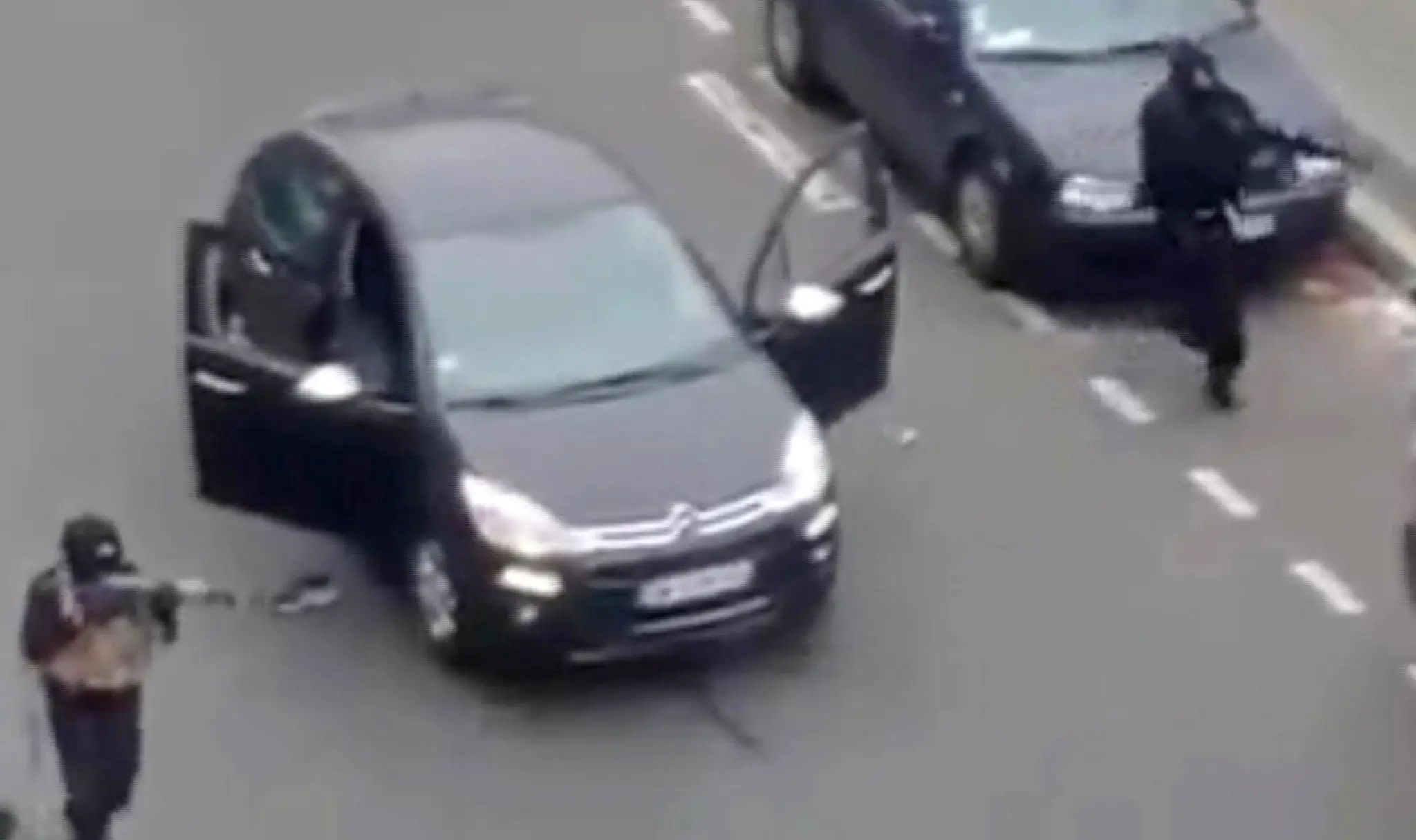 Na snímke, ktorá pochádza z videozáznamu parížskeho obyvateľa sú dvaja útočníci počas útoku na redakciu francúzskeho satirického