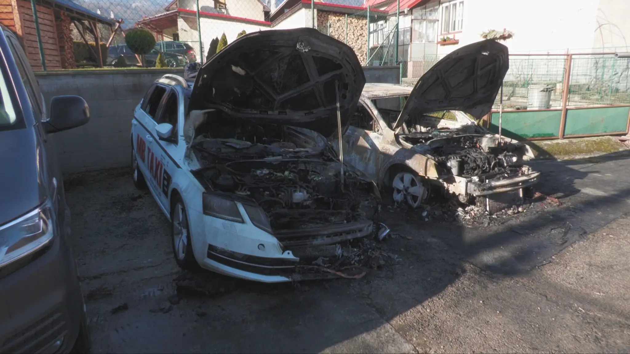 Taxikárovi mali v noci podpáliť dve autá