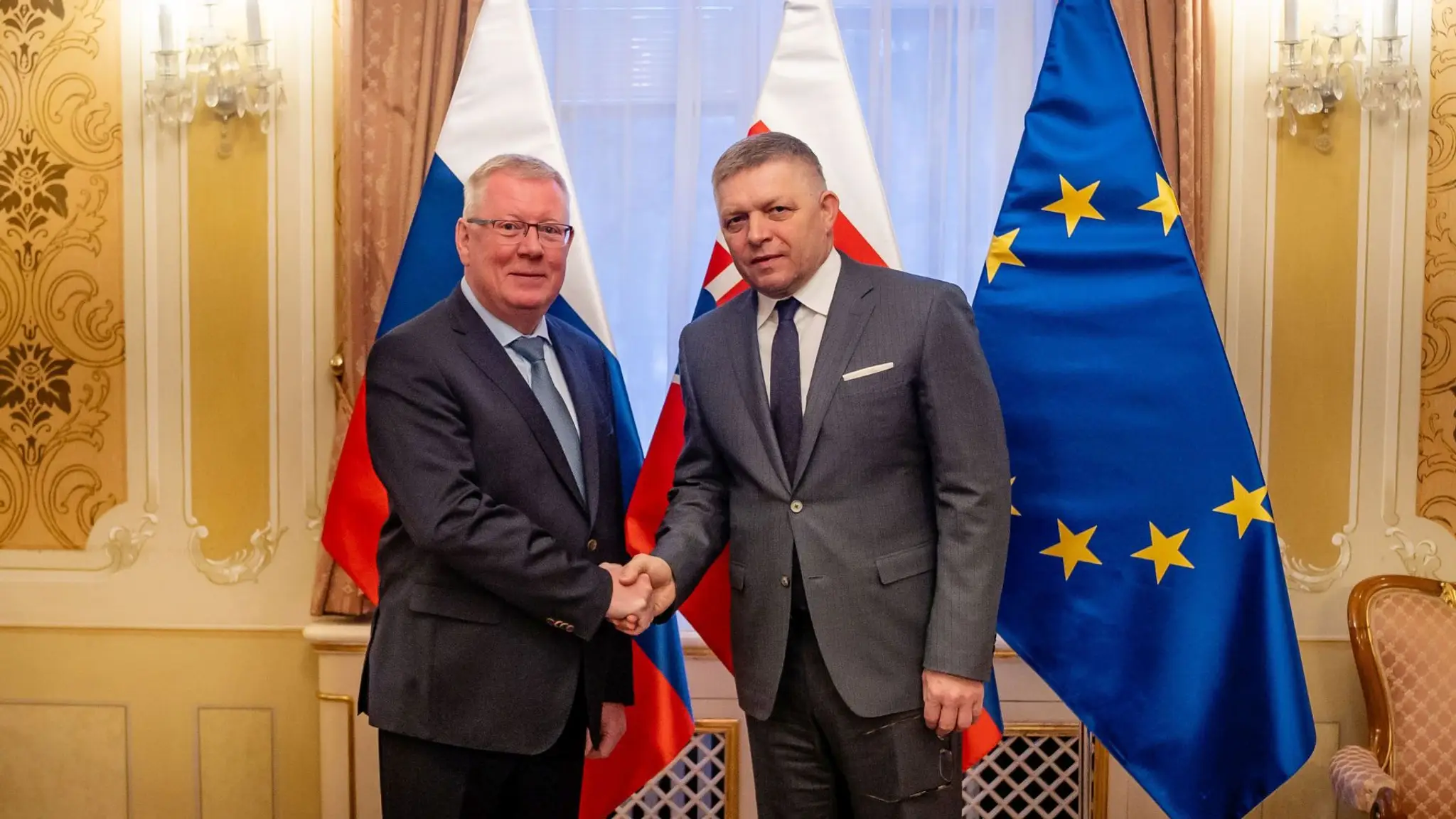 Na snímke premiér SR Robert Fico (vpravo) a ruský veľvyslanec na Slovensku Igor Bratčikov
