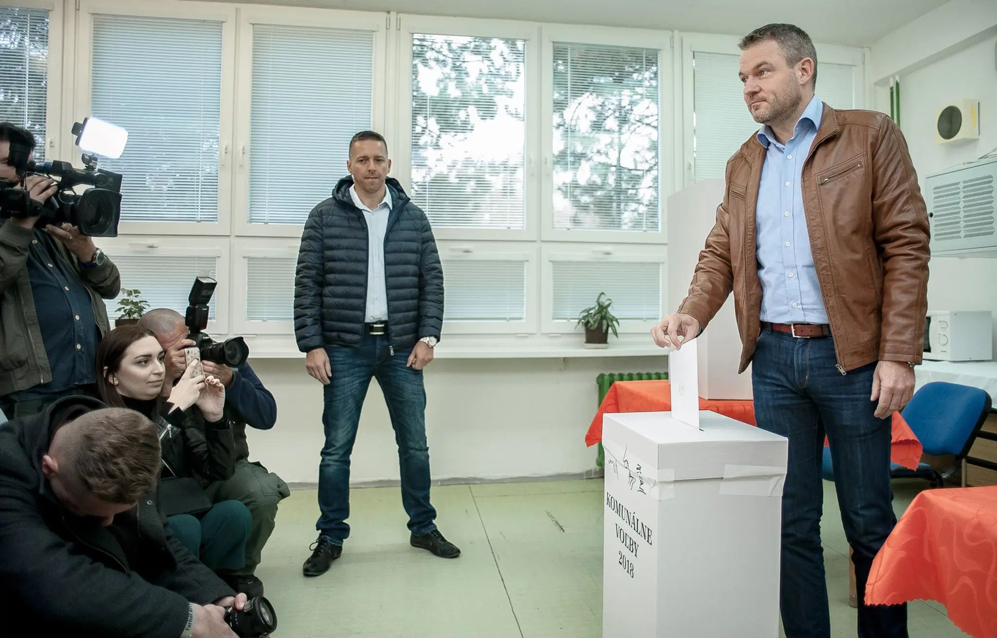 Premiér Peter Pellegrini volil v Banskej Bystrici.