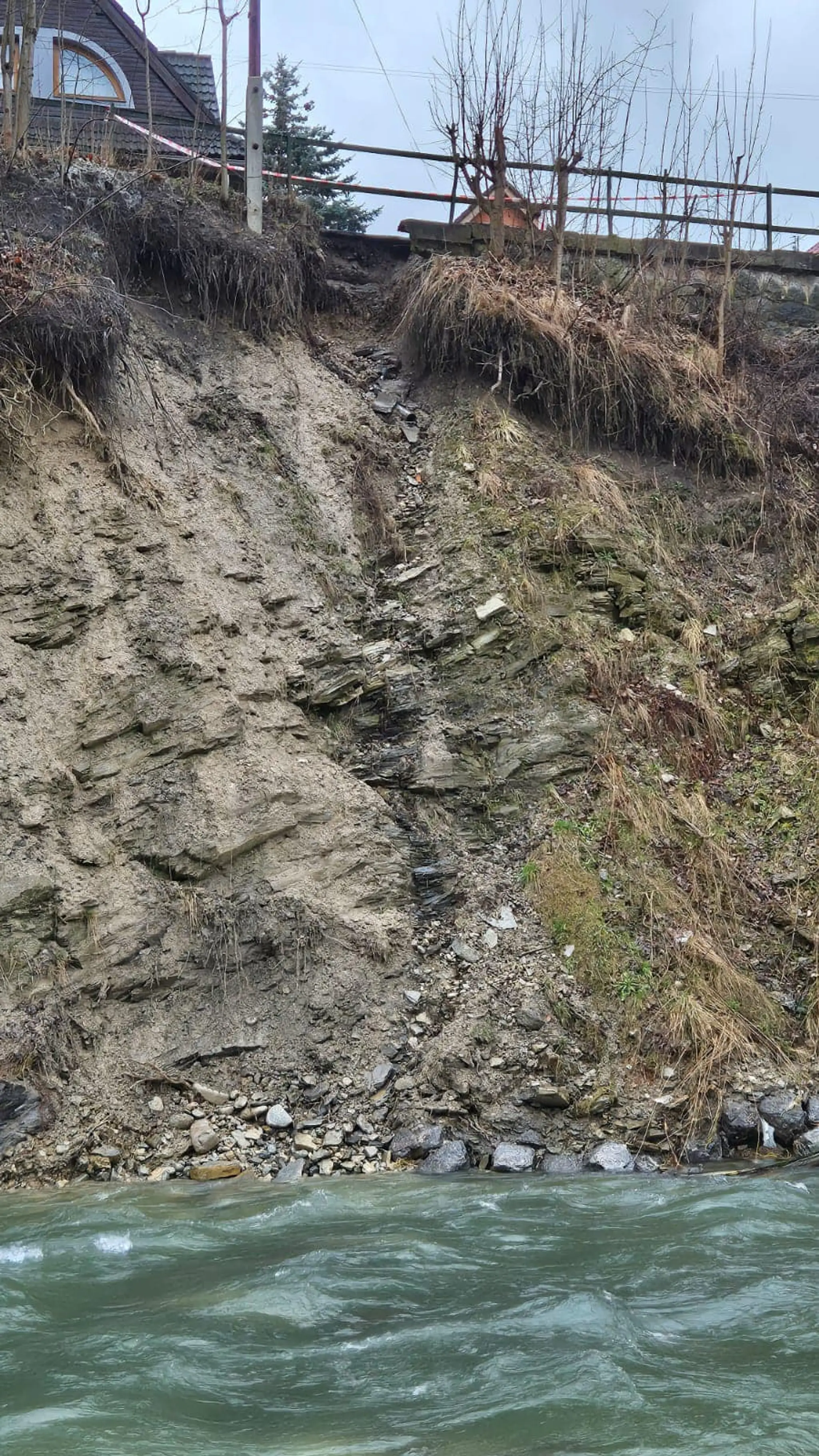 Pre zosuv pôdy v Ružomberku vyhlásili mimoriadnu situáciu.