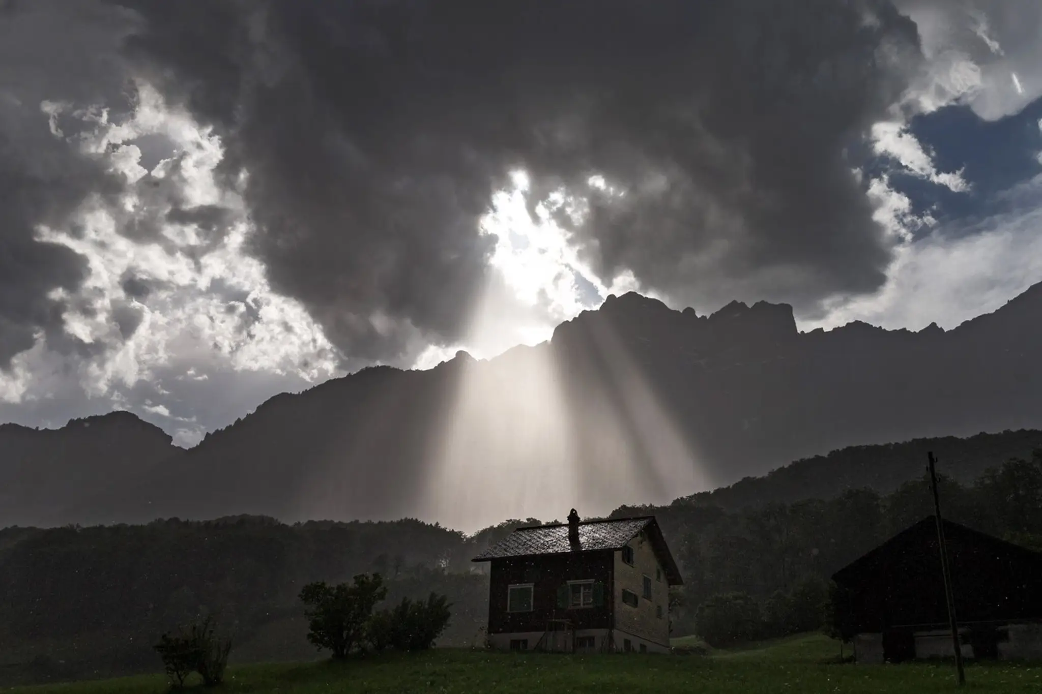 Mraky pri búrke nad švajčiarskou obcou Schwanden.