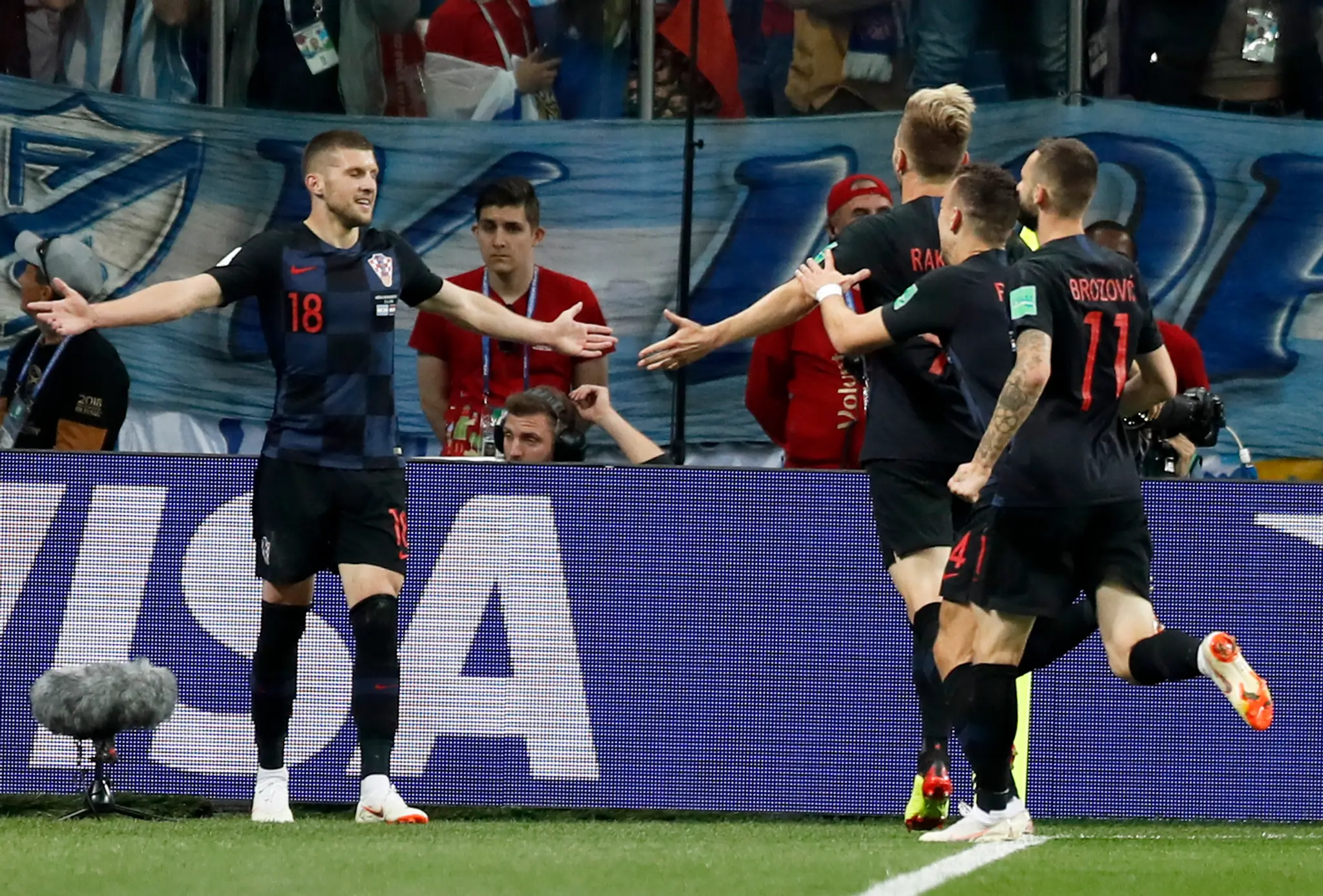 Chorvátsky hráč Ante Rebič (vľavo) oslavuje so spoluhráčmi svoj gól