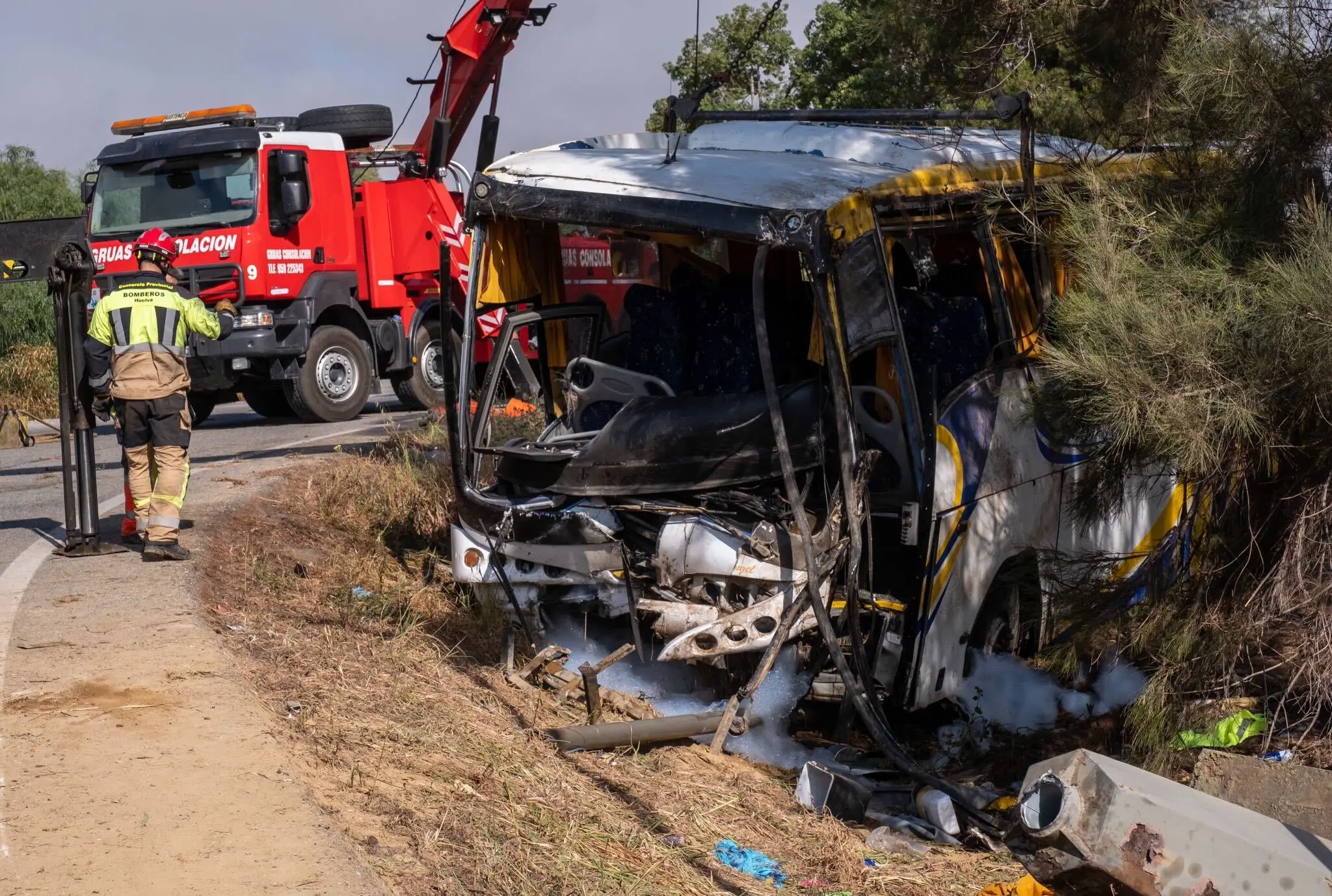 Na snímke je prevrátený autobus v Španielsku, záchranné zložky aj palma.