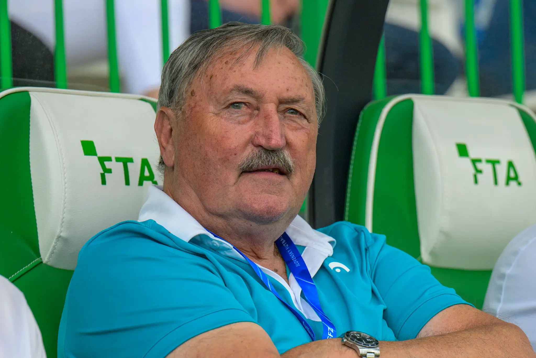 Antonín Panenka sleduje exhibičný zápas medzi Internacionálmi Slovenska a Klubom ligových kanonierov