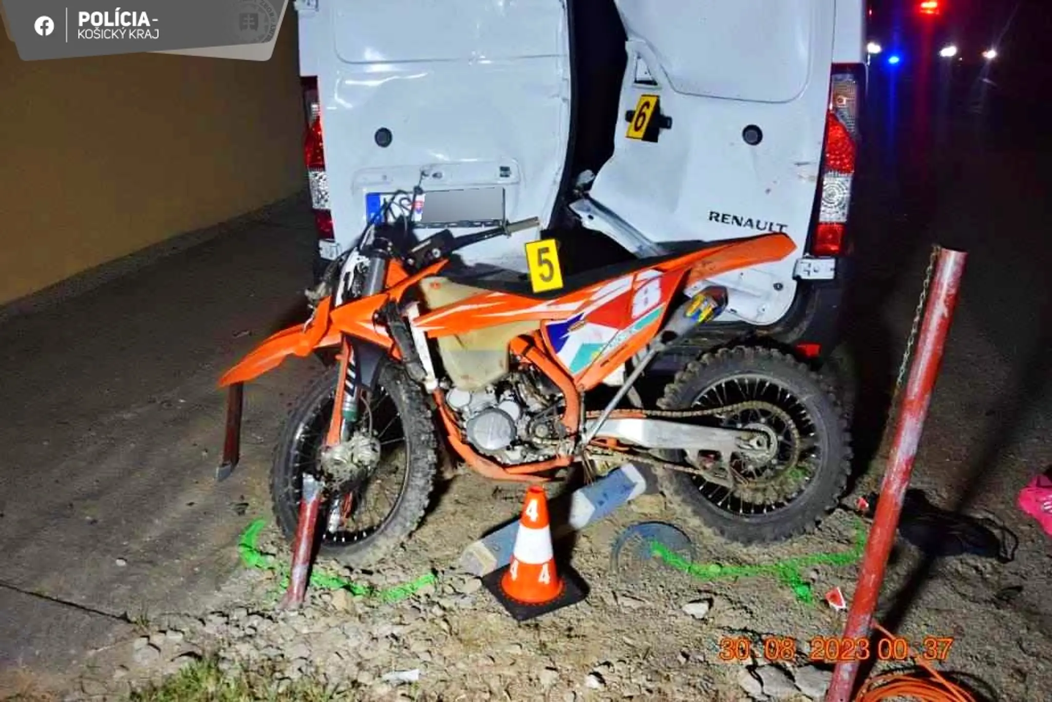 Opitý motocyklista s tehotnou spolujazdkyňou utrpeli ťažké zranenia