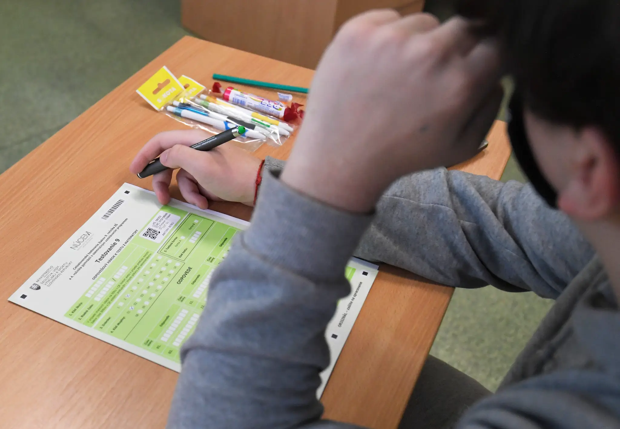 Na snímke testovanie deviatakov na základnej škole v Košiciach.
