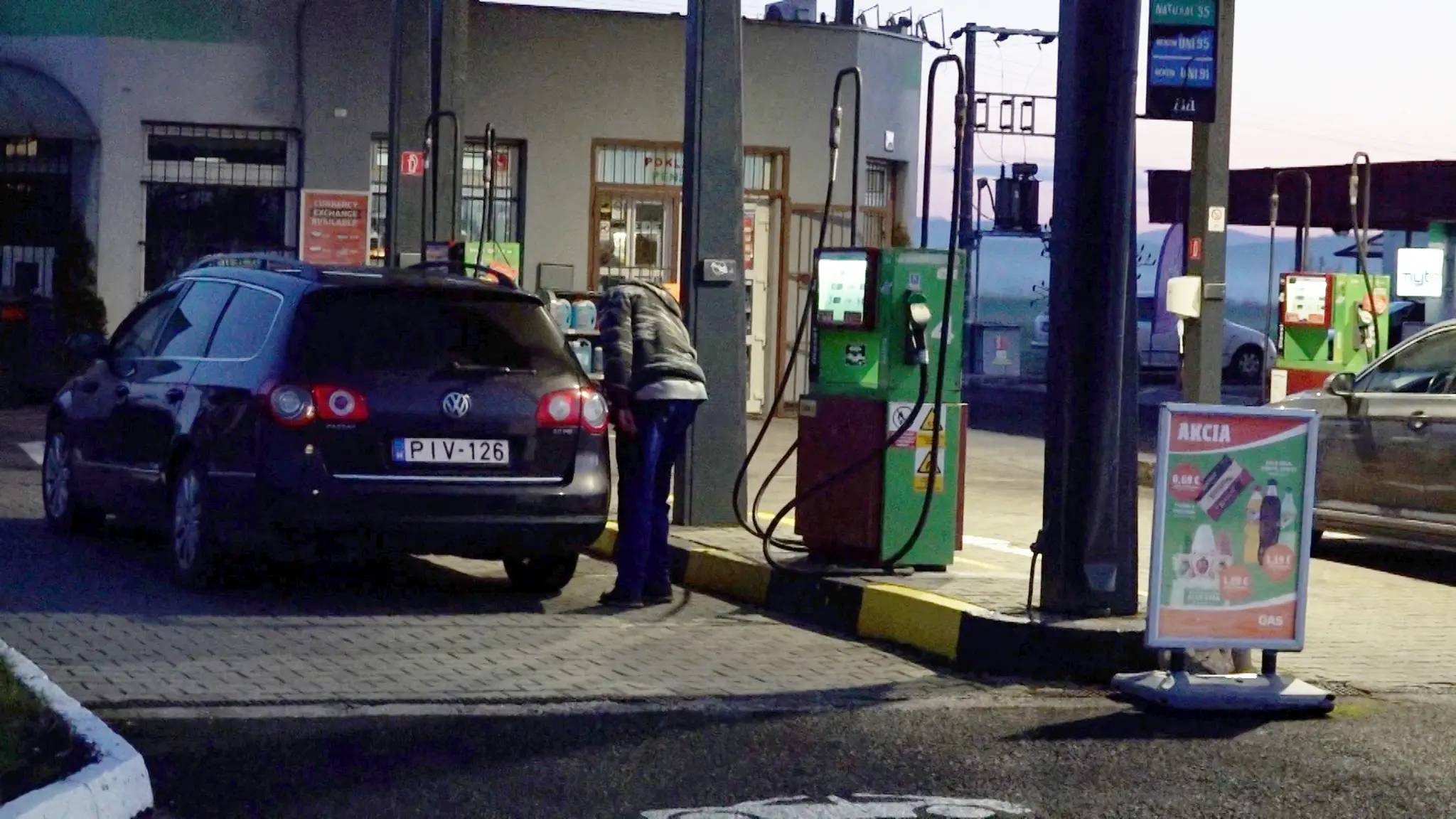 Maďarský vodič tankujúci na Slovensku 