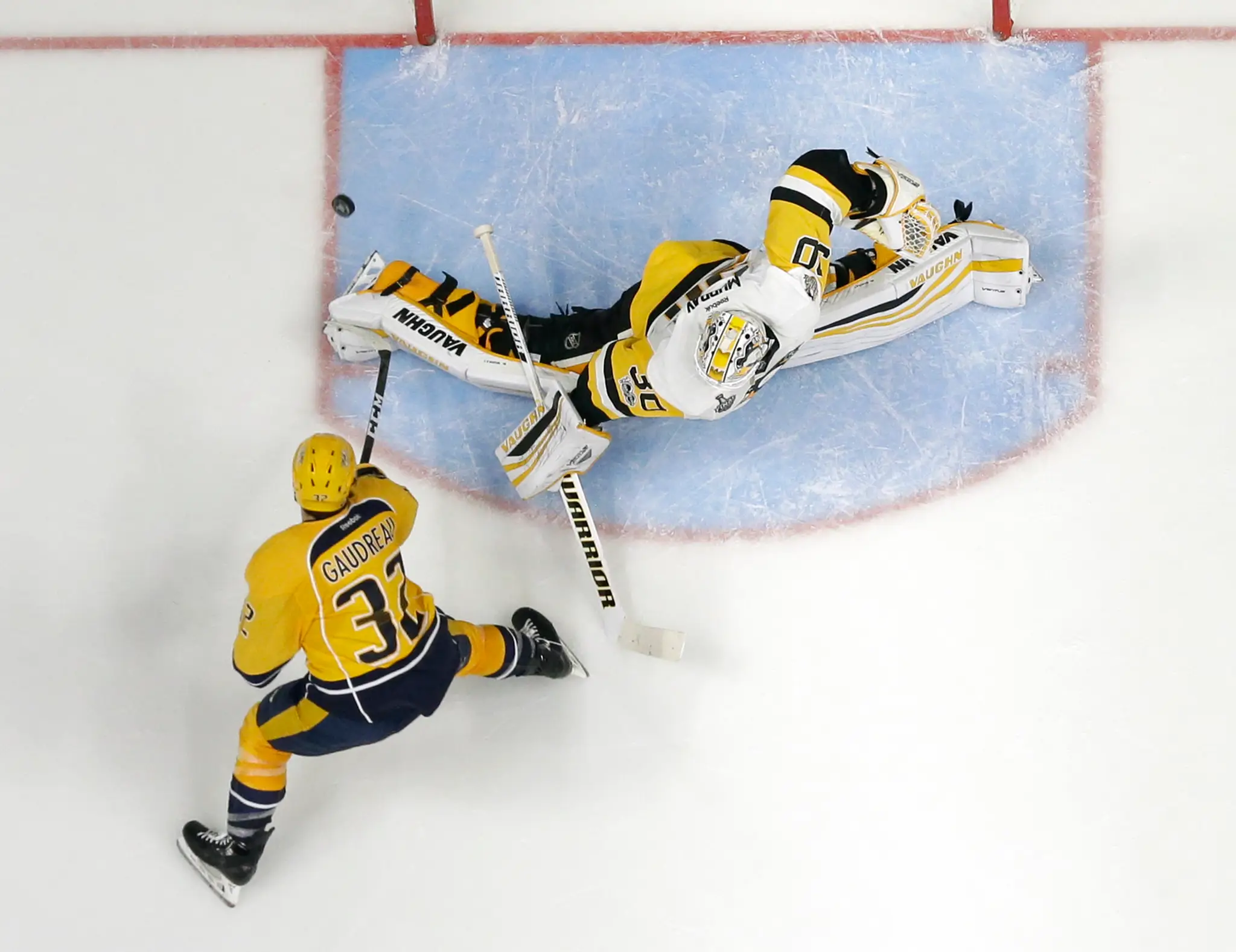 Frederick Gaudreau (Nashville) strieľa na bránku Pittsburghu.
