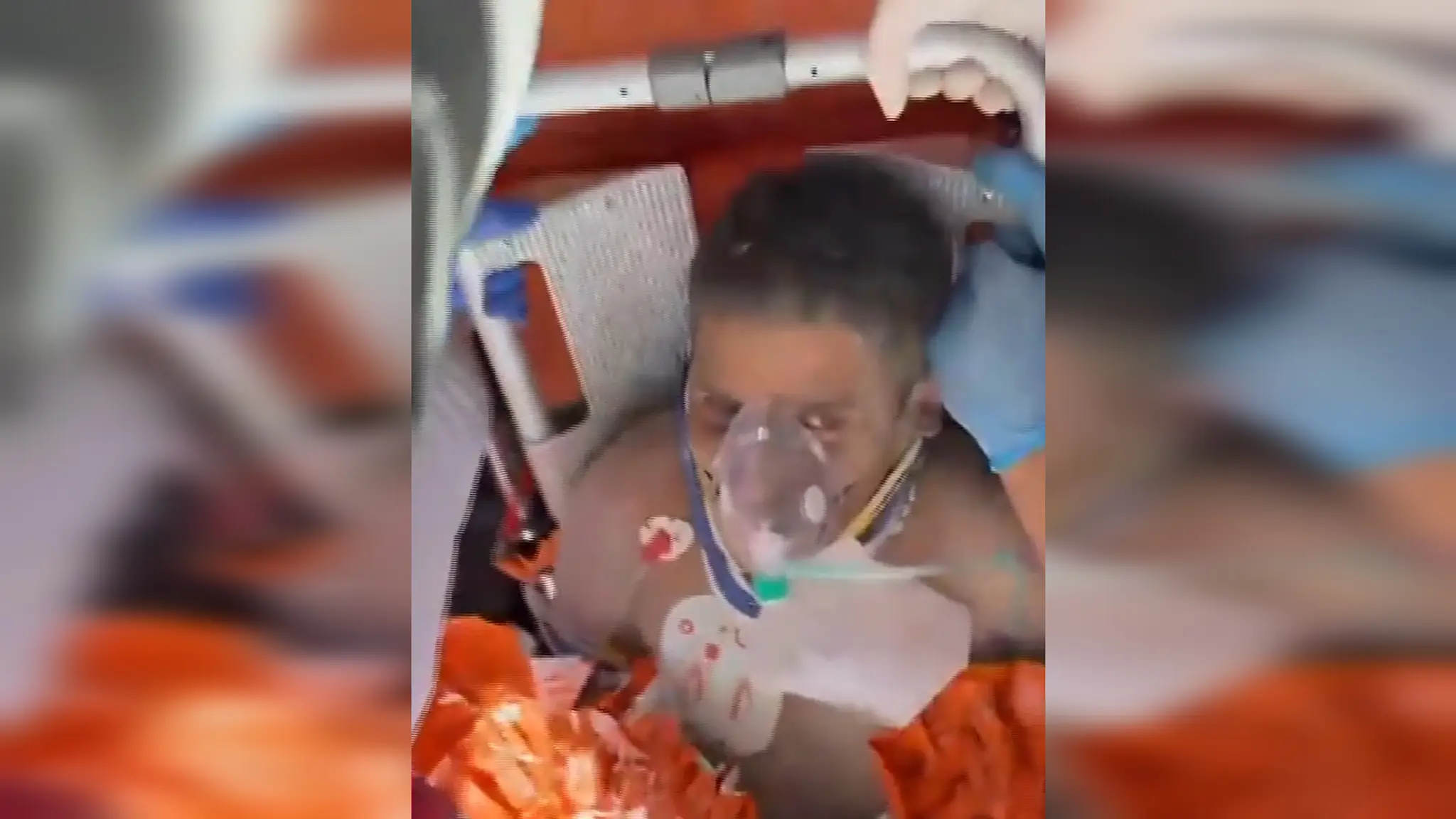Na snímke muž, ktorého po ôsmich dňoch vyslobodili spod trosiek vo Venezuele.