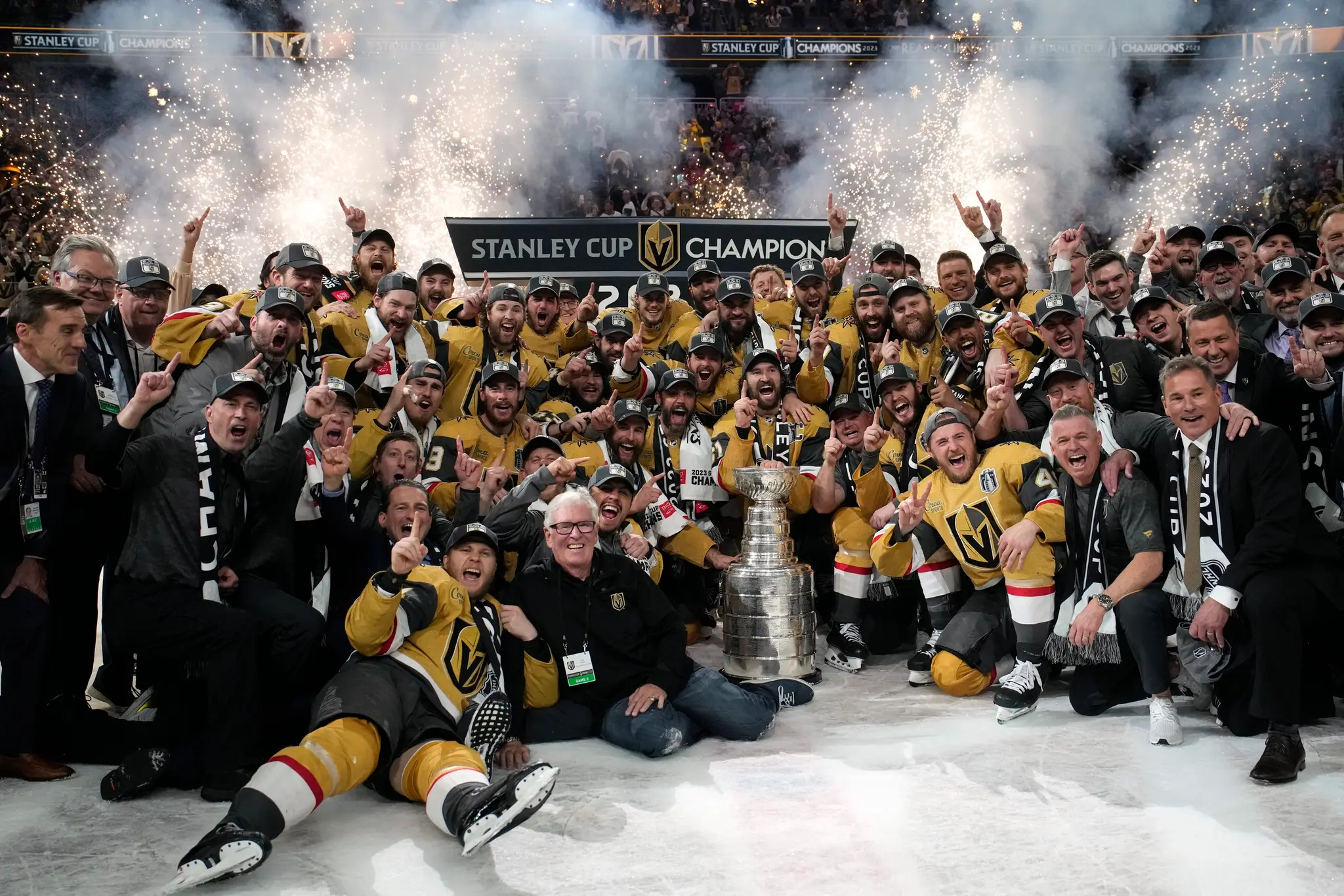 Hokejisti Vegas Golden Knights pózujú pri Stanleyho pohári.