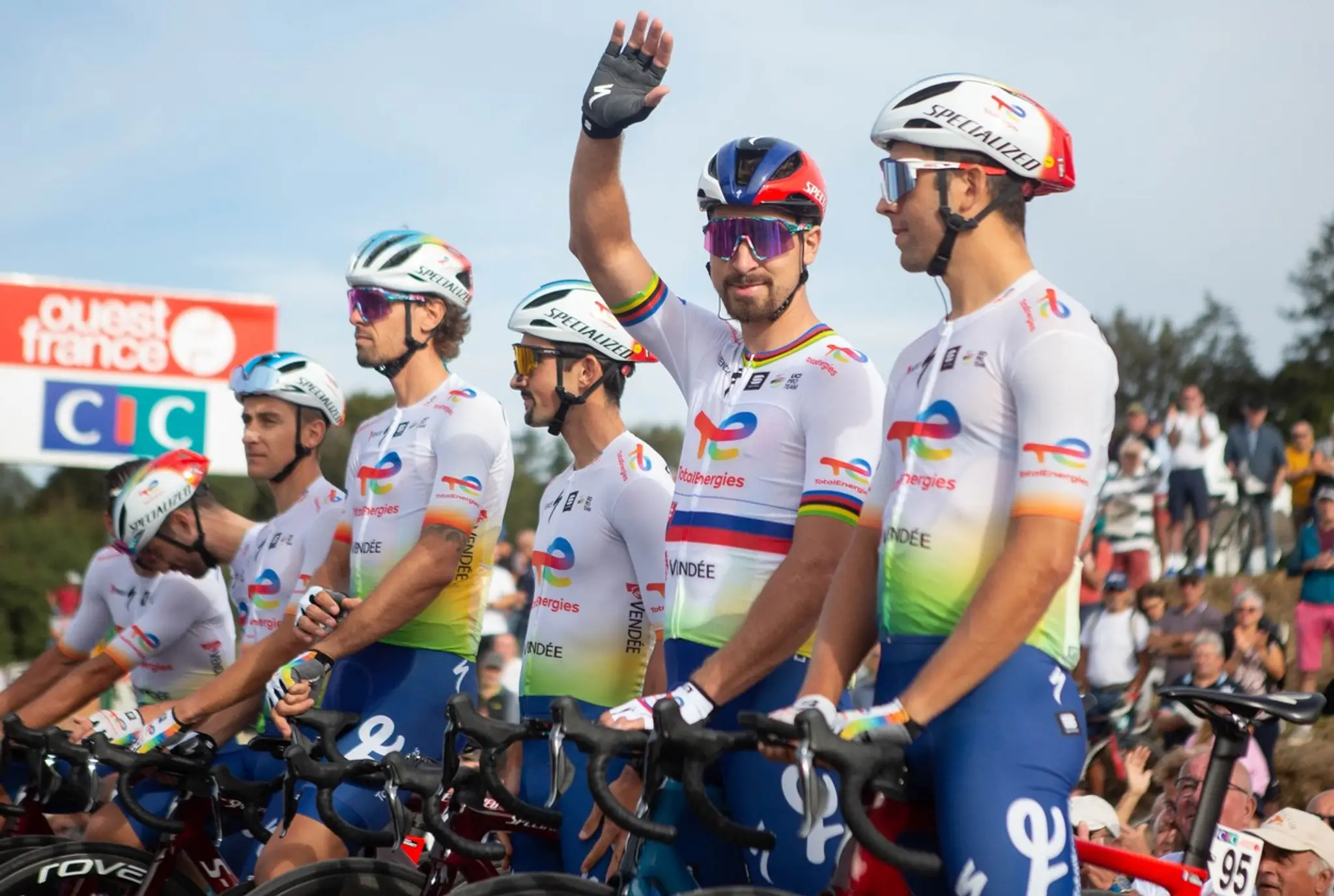 Sagan a jeho spolujazdci z TotalEnergies