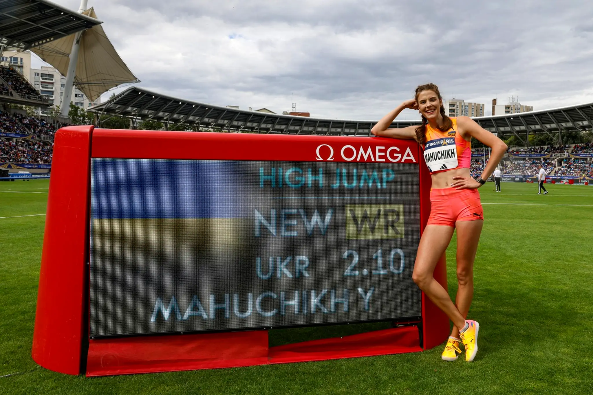 Ukrajinská atlétka Jaroslava Mahučichová prekonala po 37 rokoch svetový rekord v skoku do výšky.